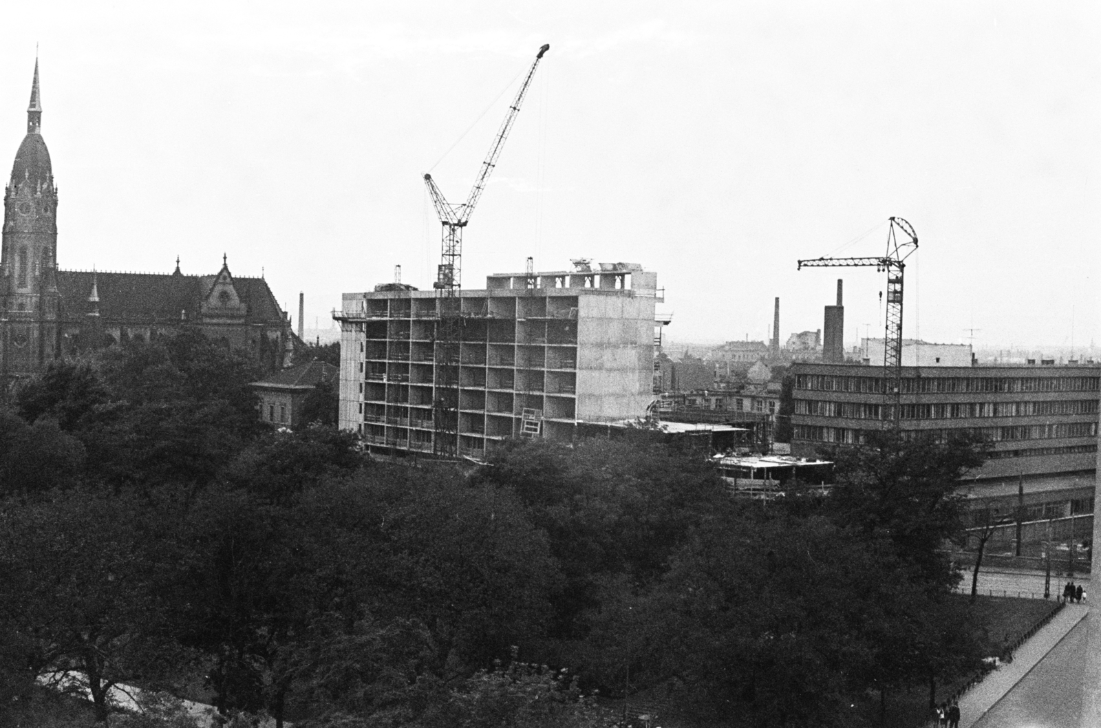 Hungary, Budapest X., balra a Szent László-templom, szemben a Kőrösi Csoma Sándor út - Liget utca sarkán épülő ház az Előd utca felől nézve., 1972, Chuckyeager tumblr, Budapest, Fortepan #175555
