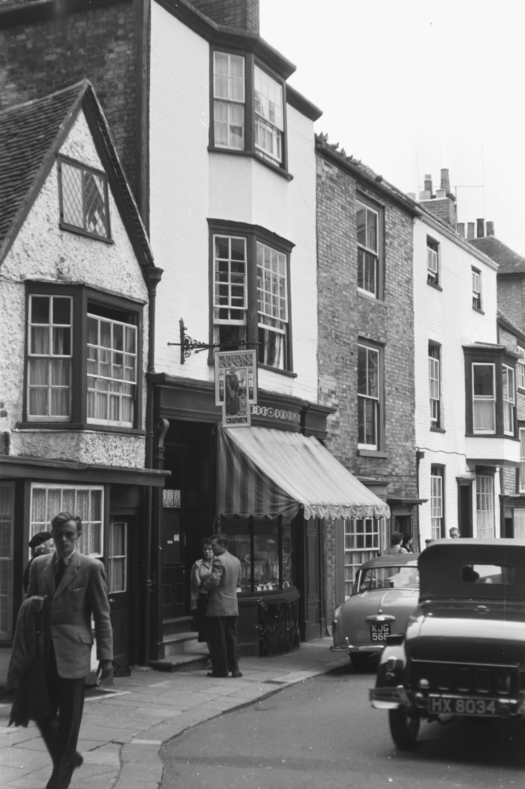 United Kingdom, Canterbury, The Precints, az 1., 2., 3. és 4. számú ház., 1958, Chuckyeager tumblr, shader, book store, number plate, window, sign-board, Fortepan #175562