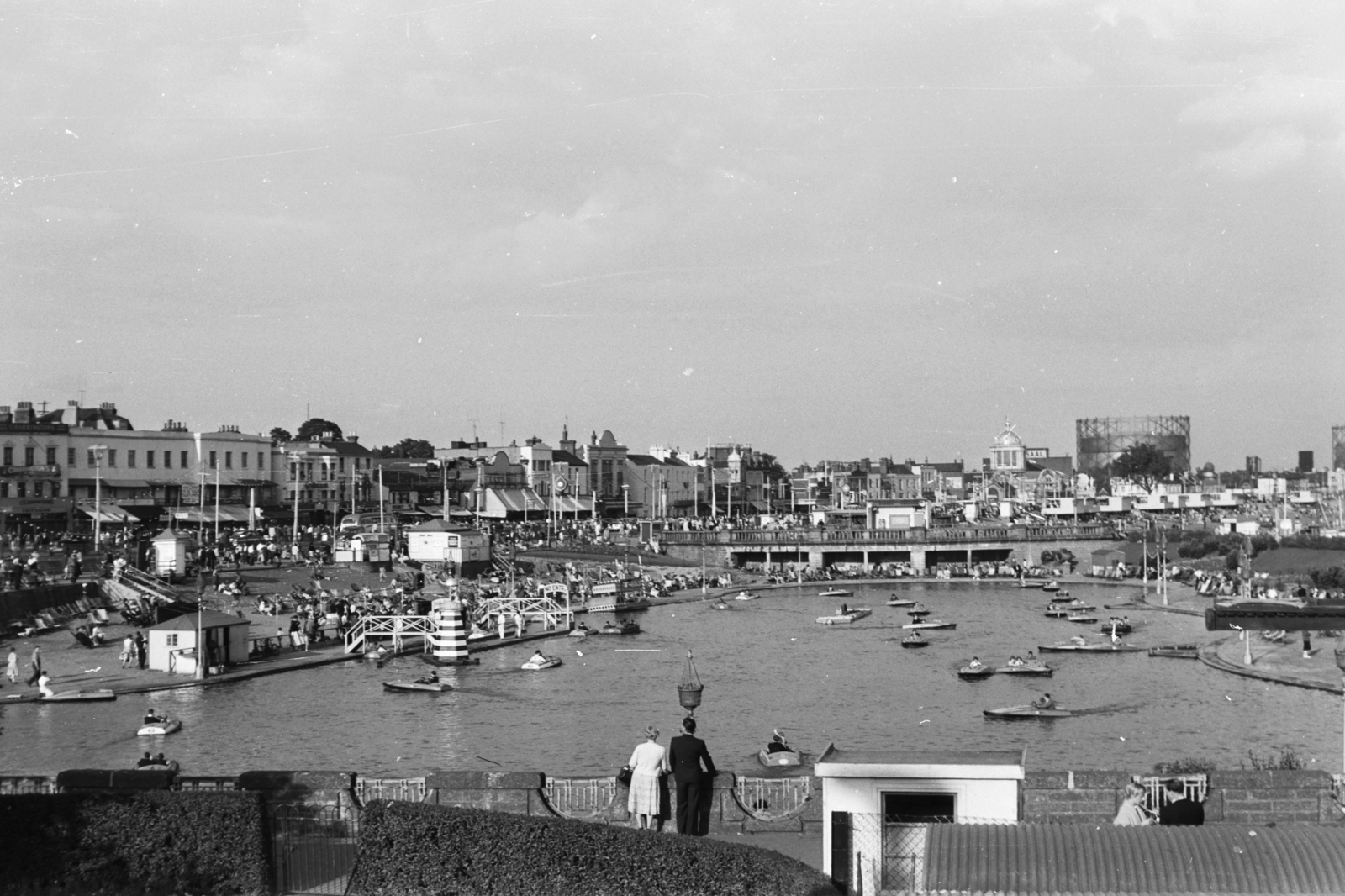 United Kingdom, Southend-on-Sea, balra a Vidámpark (Adventure Island), mögötte a Marine Parade házsora. A felvétel a mólóról készült., 1958, Chuckyeager tumblr, boat, Fortepan #175563