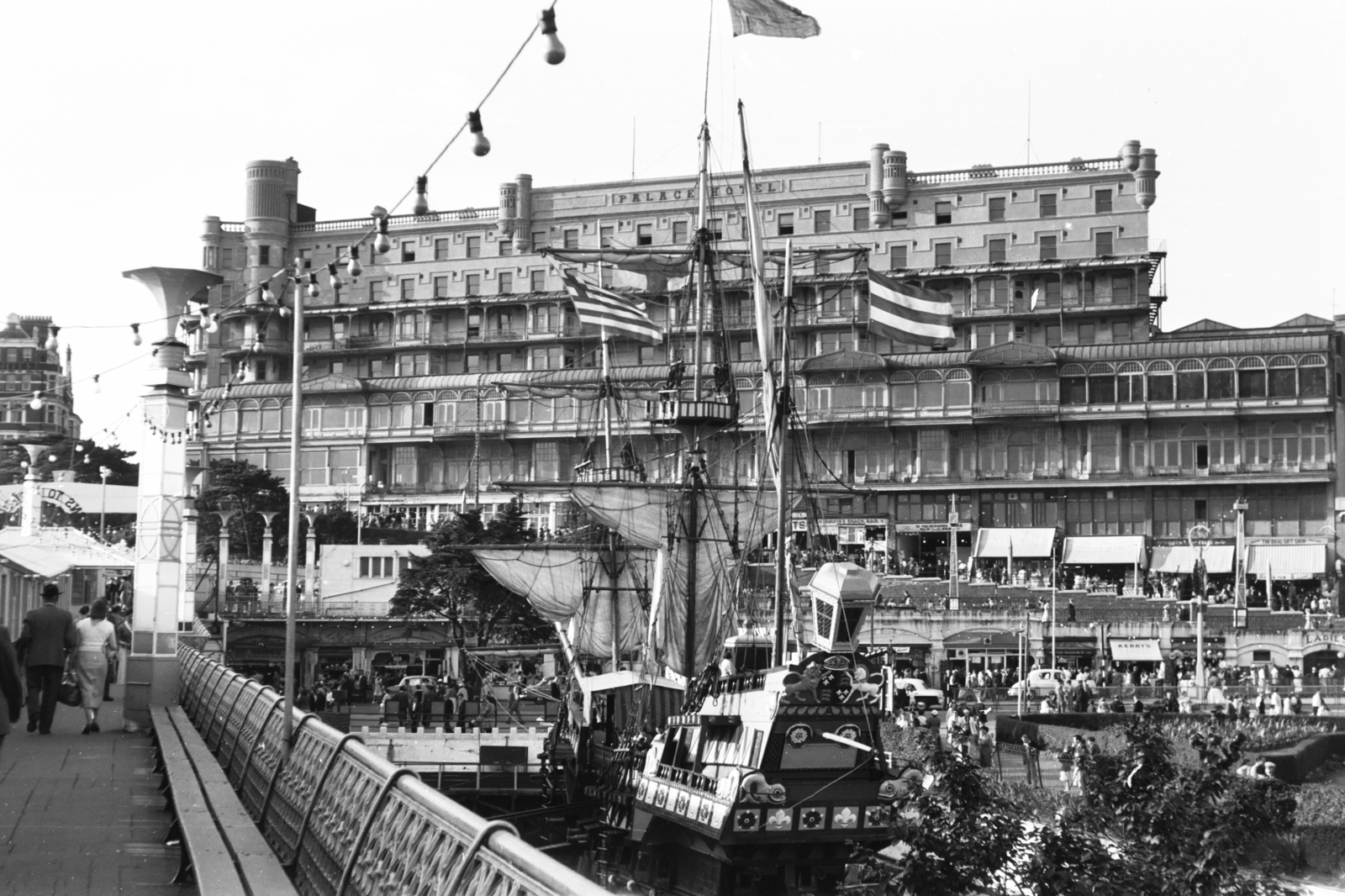 Egyesült Királyság, Southend-on-Sea, a Palace Hotel a mólóról nézve., 1958, Chuckyeager tumblr, szálloda, Fortepan #175564