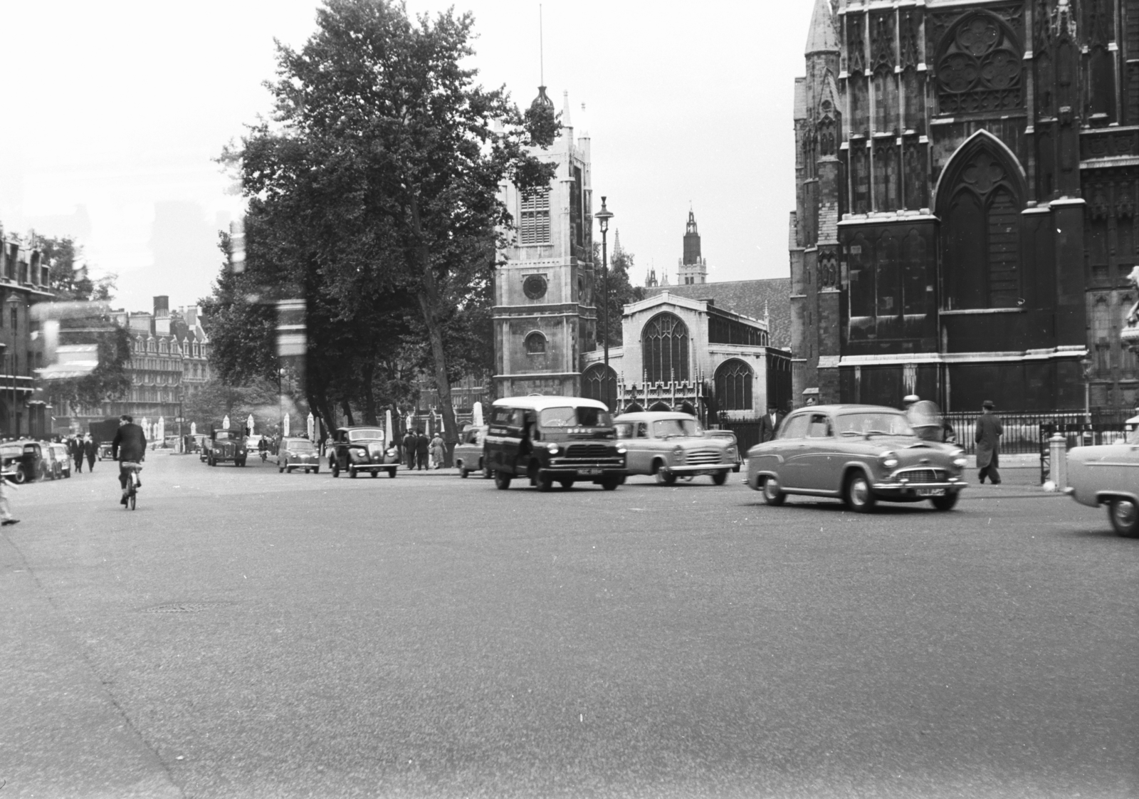 Egyesült Királyság, London, Broad Sanctuary, jobbra a Westminsteri apátság és a Szent Margit-templom., 1958, Chuckyeager tumblr, automobil, utcakép, Fortepan #175566