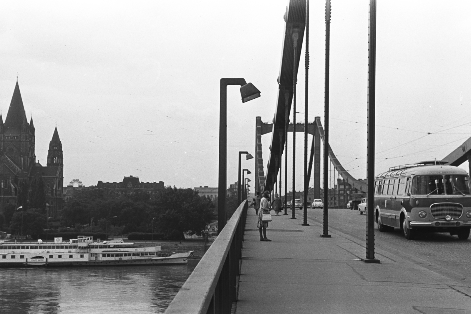 Austria, Vienna, Reichsbrücke (1976-ban leomlott, ma a Johann-Nestroy-Brücke áll a helyén). Balra az Assisi Szent Ferenc-templom., 1963, Chuckyeager tumblr, bus, Skoda-brand, Fortepan #175576