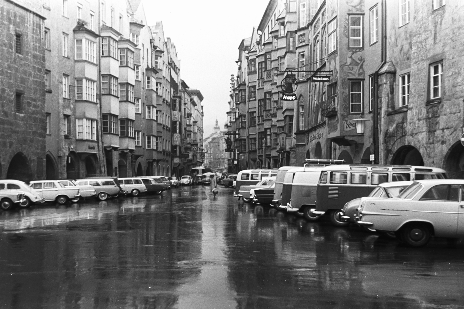 Austria, Innsbruck, Herzog Friedrich Strasse az Aranytetős ház (Goldenes Dachl) felől nézve., 1963, Chuckyeager tumblr, Fortepan #175577