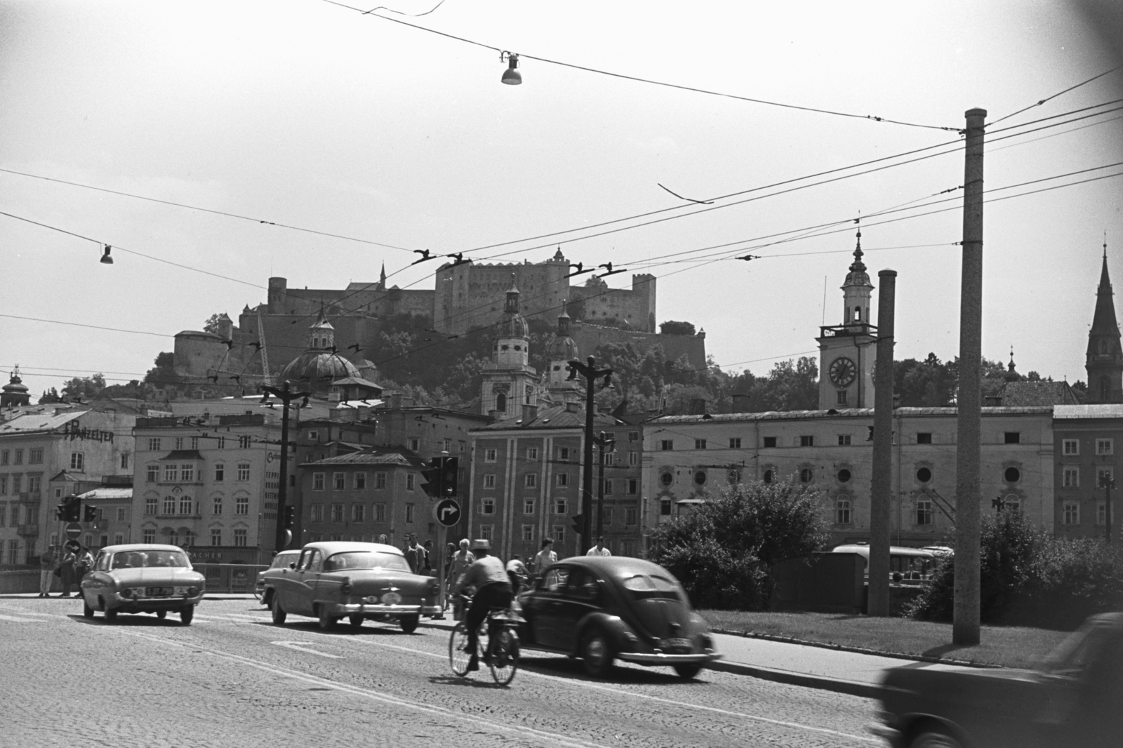 Ausztria, Salzburg, a Schwarzstrasse a Staatsbrücke hídfőjénél, a Salzach folyó túlpartján a Rudolfskai és a Griesgasse házsora. Fent Hohensalzburg vára., 1963, Chuckyeager tumblr, kerékpár, Fortepan #175578