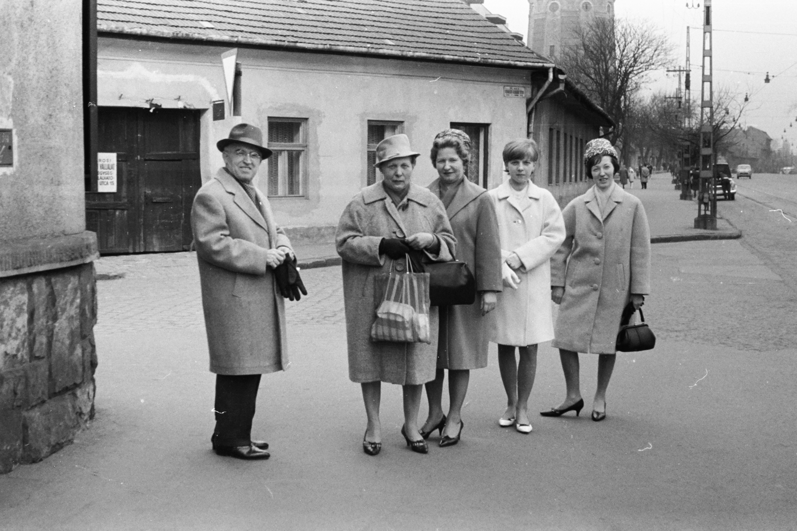 Magyarország, Budapest IV., Árpád út, a Víztorony előtti háztömb a páros oldalon (Komját Aladár utca - Árpád út sarok), a mai Laborfalvi Róza utca torkolatánál., 1967, Chuckyeager tumblr, Budapest, Fortepan #175594