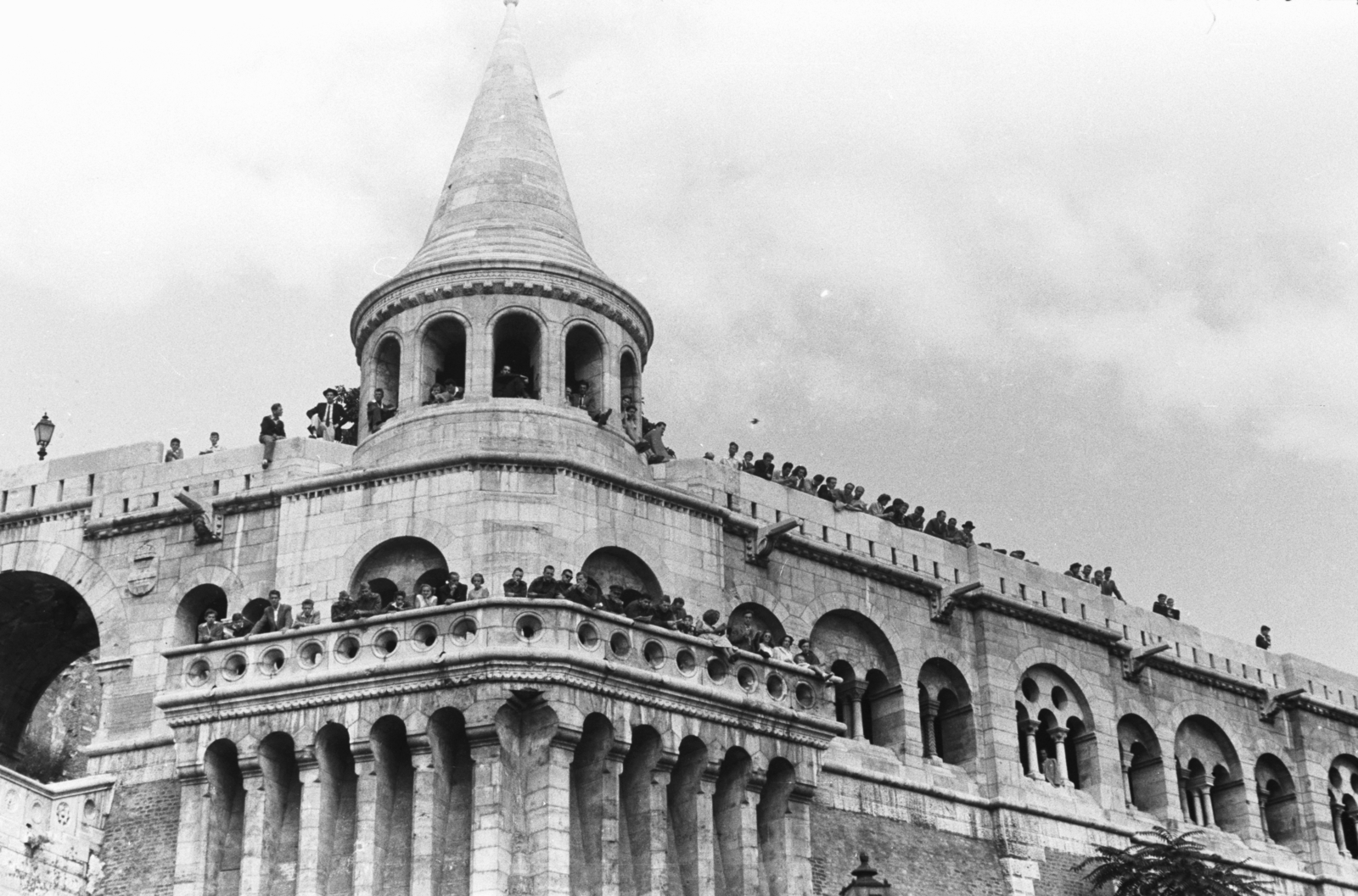 Magyarország, budai Vár, Budapest I., a Halászbástya a Schulek lépcsőről nézve, balra a lépcső északi kapuja., 1960, Chuckyeager tumblr, Budapest, Schulek Frigyes-terv, bámészkodás, turista, Fortepan #175598