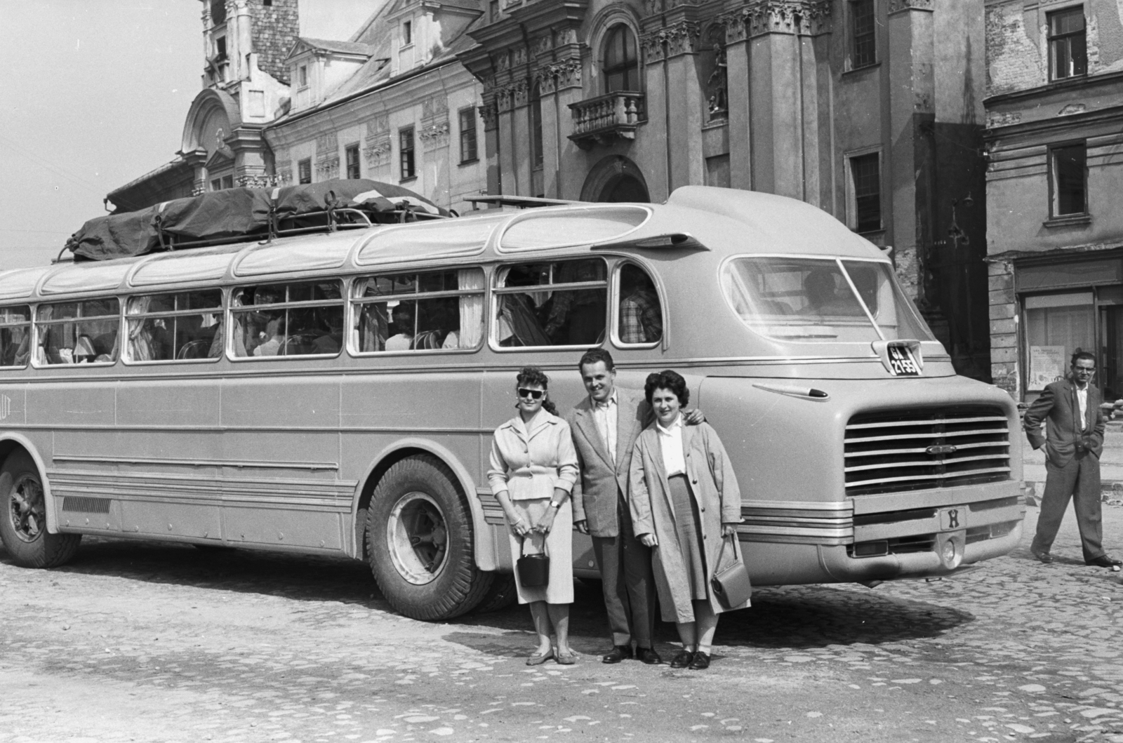 Czech Republik, Jihlava, Masarykovo náměstí, háttérben a Loyolai Szent Ignác-templom (Kostel svatého Ignáce z Loyoly)., 1960, Chuckyeager tumblr, bus, number plate, Ikarus-brand, Fortepan #175602