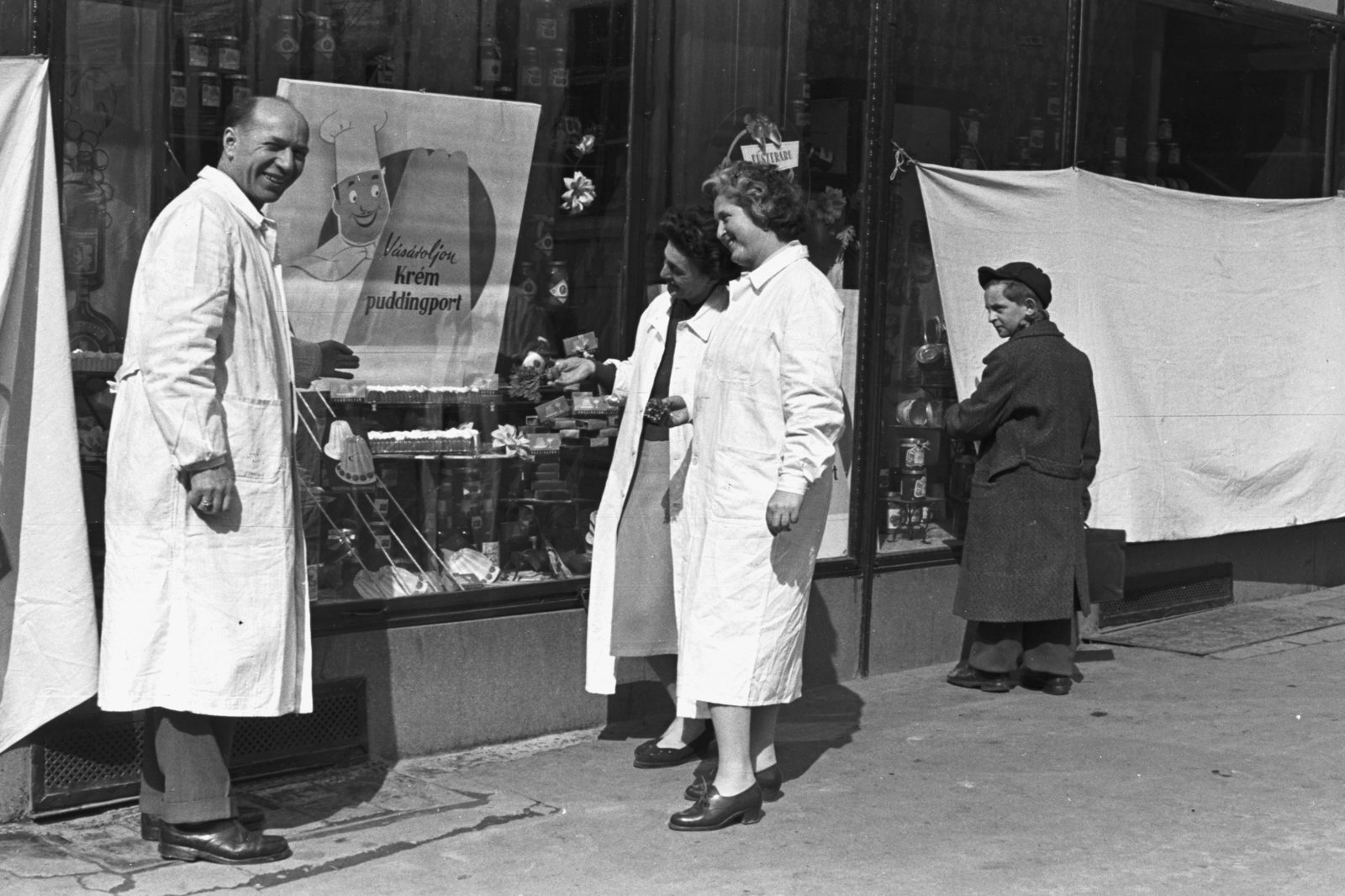 Hungary, Székesfehérvár, a felvétel a Fő (Március 15.) utca 2. szám, a Csemege üzlet előtt, a Budapesti Sütőporgyár bemutatója alkalmával készült, 1958, Chuckyeager tumblr, overall, Fortepan #175619
