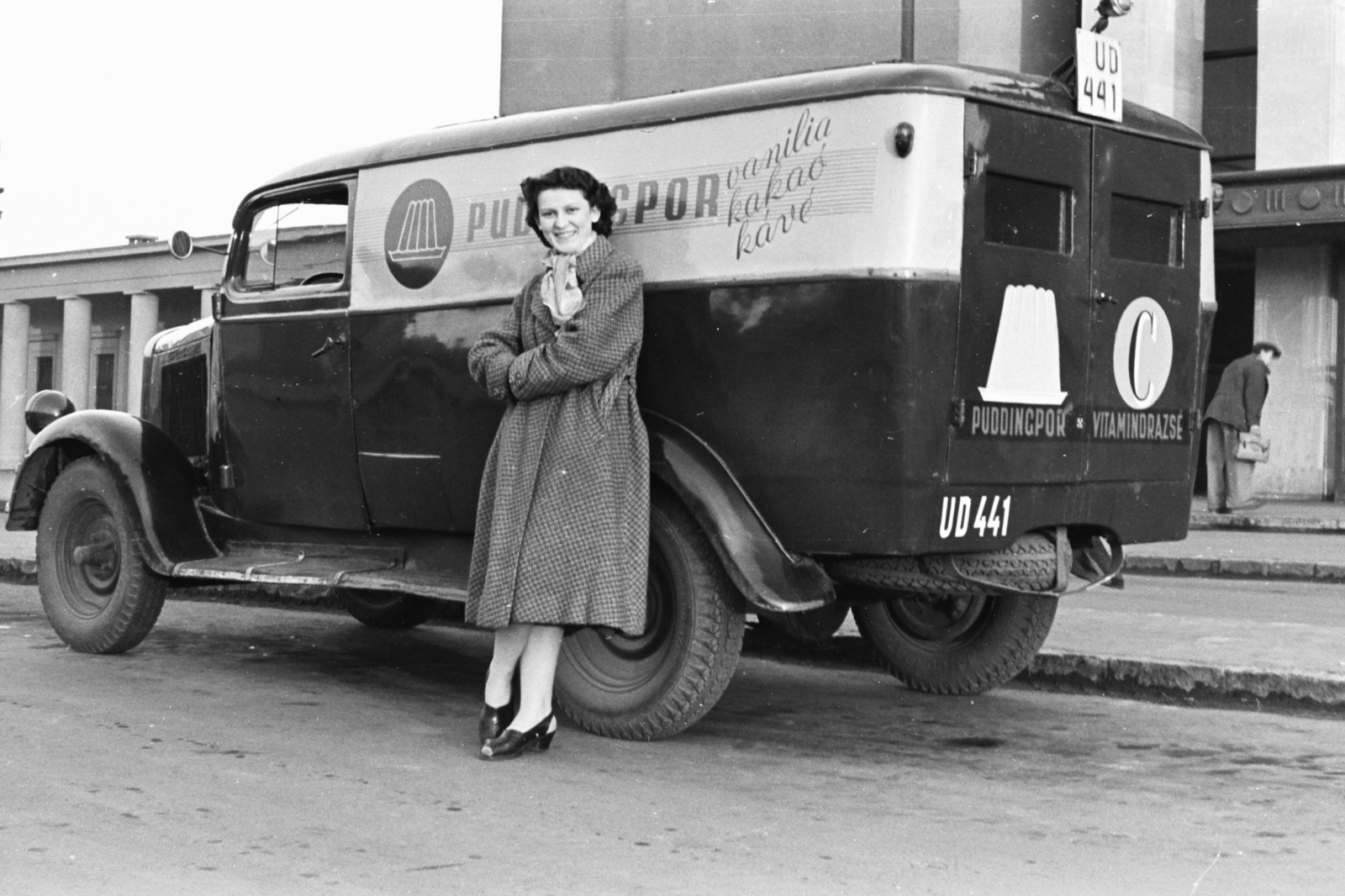 Hungary, Székesfehérvár, Béke tér, háttérben a vasútállomás épülete., 1958, Chuckyeager tumblr, number plate, girls'n'cars, Fortepan #175623