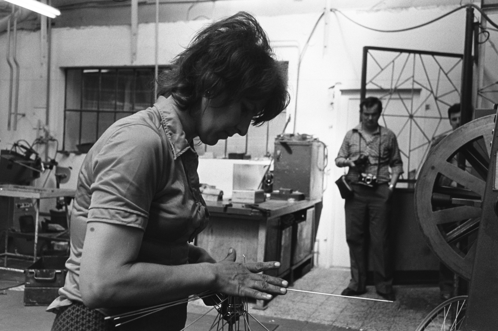 Hungary, Budapest XXI., Csepeli Kerékpár- és Varrógépgyár, kerékpárgyártó üzem., 1979, Chuckyeager tumblr, Budapest, workplace, working woman, camera, Fortepan #175636