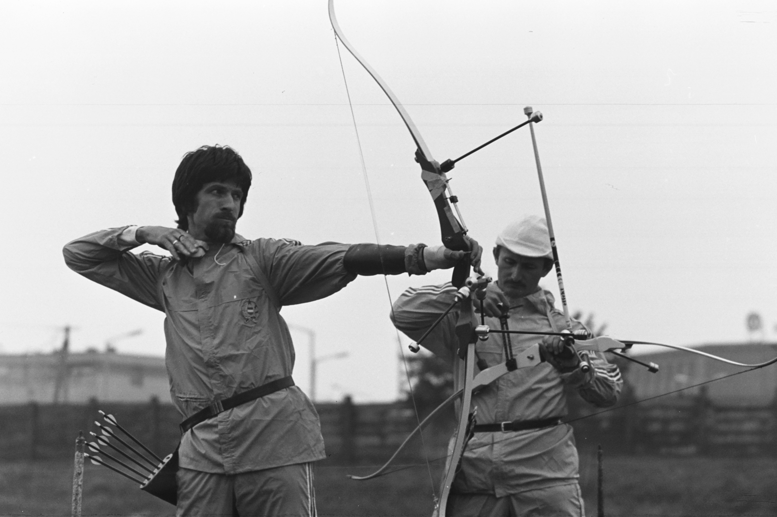Magyarország, Budapest X., Fehér úti íjász pálya, válogatott íjászok edzése, jobbra fehér sapkában Nagy Béla olimpiai bronzérmes íjász., 1979, Chuckyeager tumblr, Budapest, Fortepan #175637