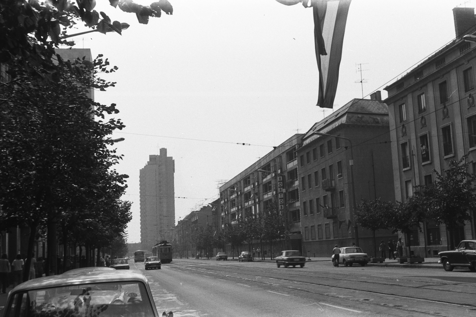 Hungary, Debrecen, Piac utca (Vörös Hadsereg útja) a Szent Anna utca (Béke útja) felől a Petőfi tér felé nézve., 1975, Chuckyeager tumblr, tram, Wartburg-brand, tall house, Fortepan #175647