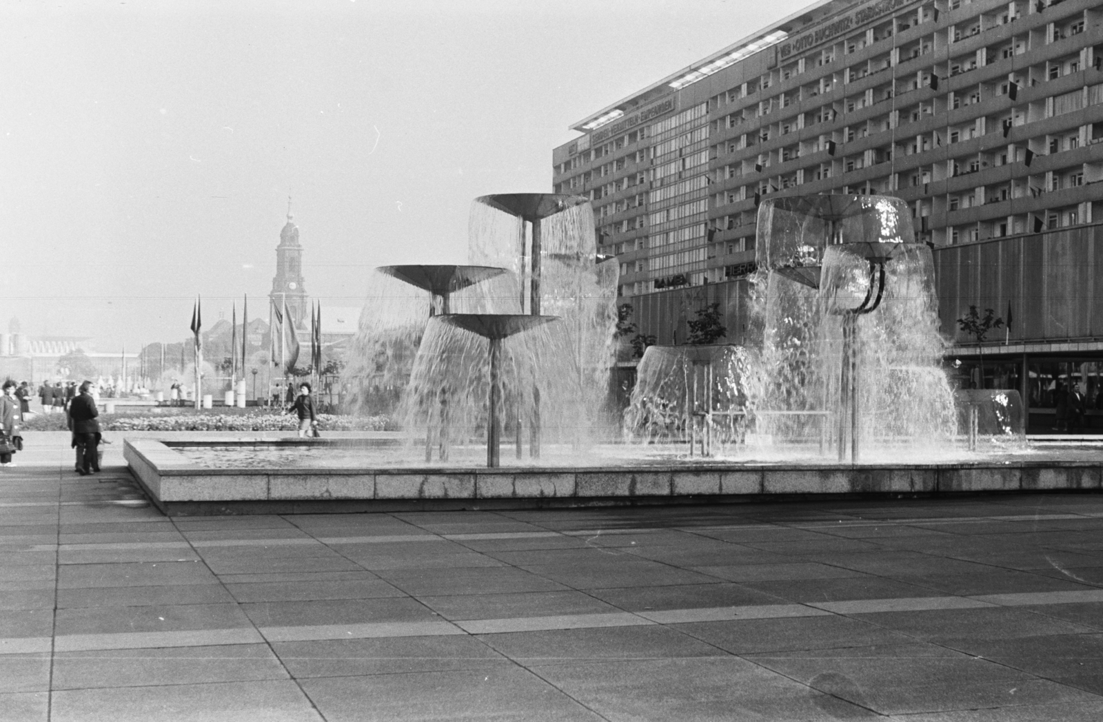 Németország, Drezda, Prager Strasse a Wiener Platz (ekkor névtelen, később Leninplatz) felől nézve., 1970, Chuckyeager tumblr, NDK, Fortepan #175662