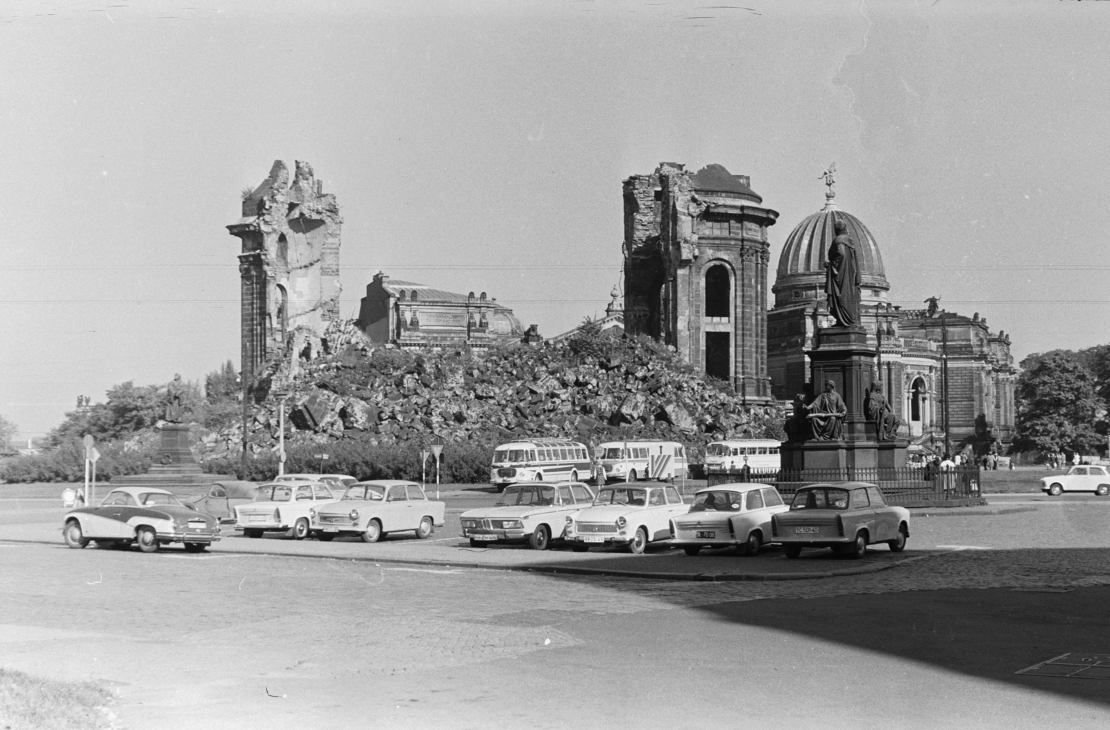 Germany, Dresden, a Miasszonyunk-templom (Frauenkirche) romjai., 1970, Chuckyeager tumblr, GDR, AWZ-brand, BMW New Class, Fortepan #175665