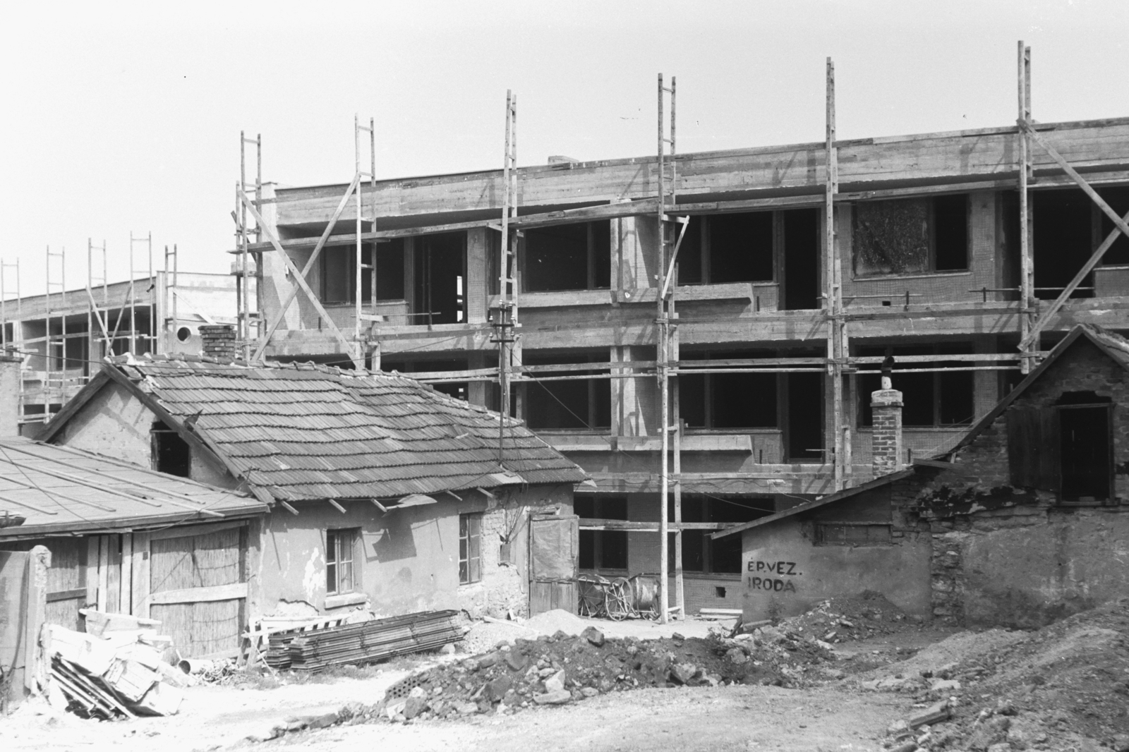 Magyarország, Óbuda, Budapest III., a Folyondár utca 32. és 30/b számú ház építkezése., 1973, Chuckyeager tumblr, Budapest, építkezés, Fortepan #175669