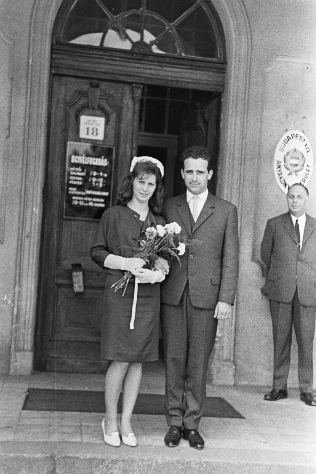 Hungary, Budapest XIX., Városház (Lenin) tér 18., XIX. kerületi Tanács (később Polgármesteri Hivatal)., 1969, Chuckyeager tumblr, couple, bride, groom, crest, bouquet, Budapest, Fortepan #175674