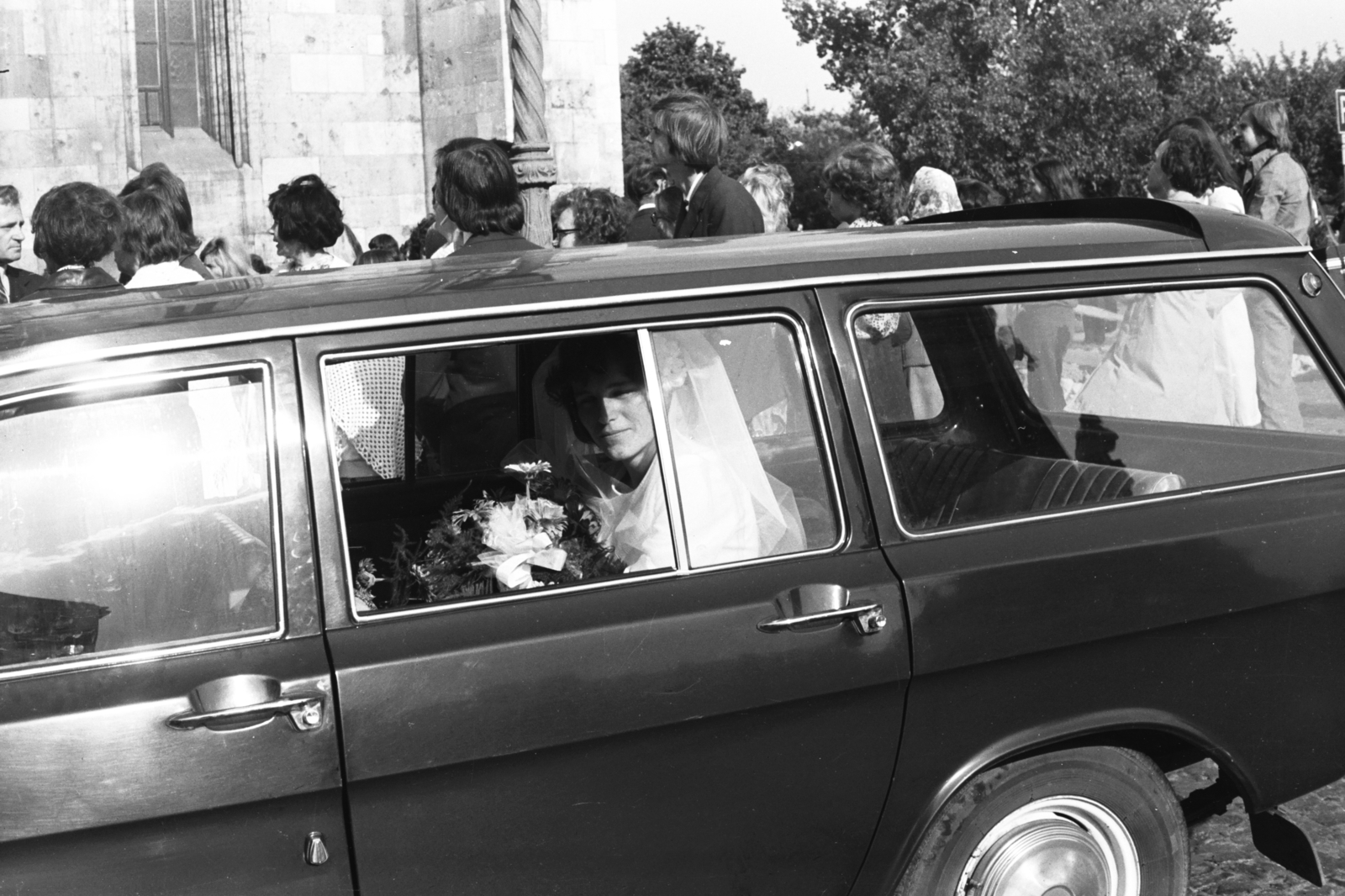 Magyarország, budai Vár, Budapest I., Szentháromság tér, a felvétel a Mátyás-templom előtt készült., 1976, Chuckyeager tumblr, GAZ-márka, menyasszony, GAZ 24 Volga, Budapest, Fortepan #175675