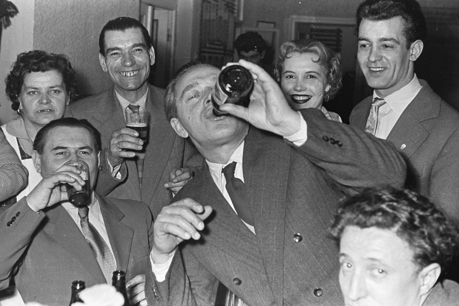 Hungary, Budapest VIII., Tolnai Lajos utca 25., Budapesti Sütőporgyár., 1960, Chuckyeager tumblr, Budapest, extended pinky finger, companionship, drinking, Fortepan #175678