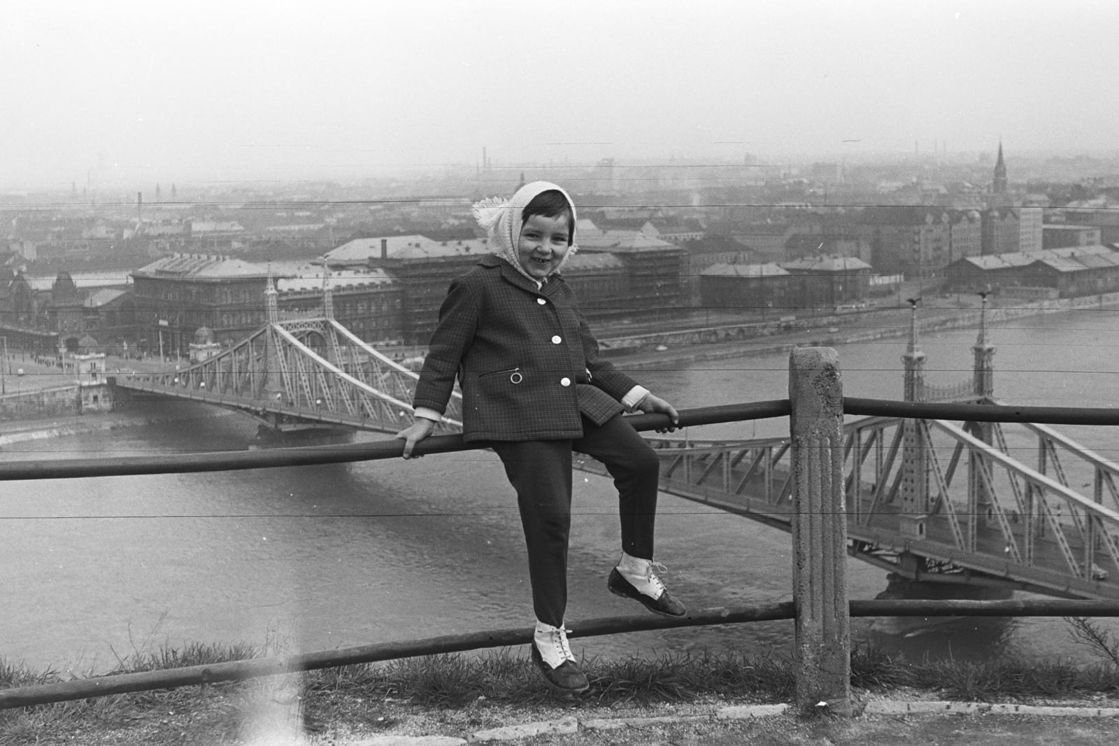 Hungary, Budapest XI.,Budapest IX., kilátás a Szabadság híd felé. Háttérben a Fővám (Dimitrov) tér és a Marx Károly Közgazdaságtudományi Egyetem (később Corvinus Egyetem) épülete., 1969, Chuckyeager tumblr, sitting on a handrail, Budapest, Fortepan #175685