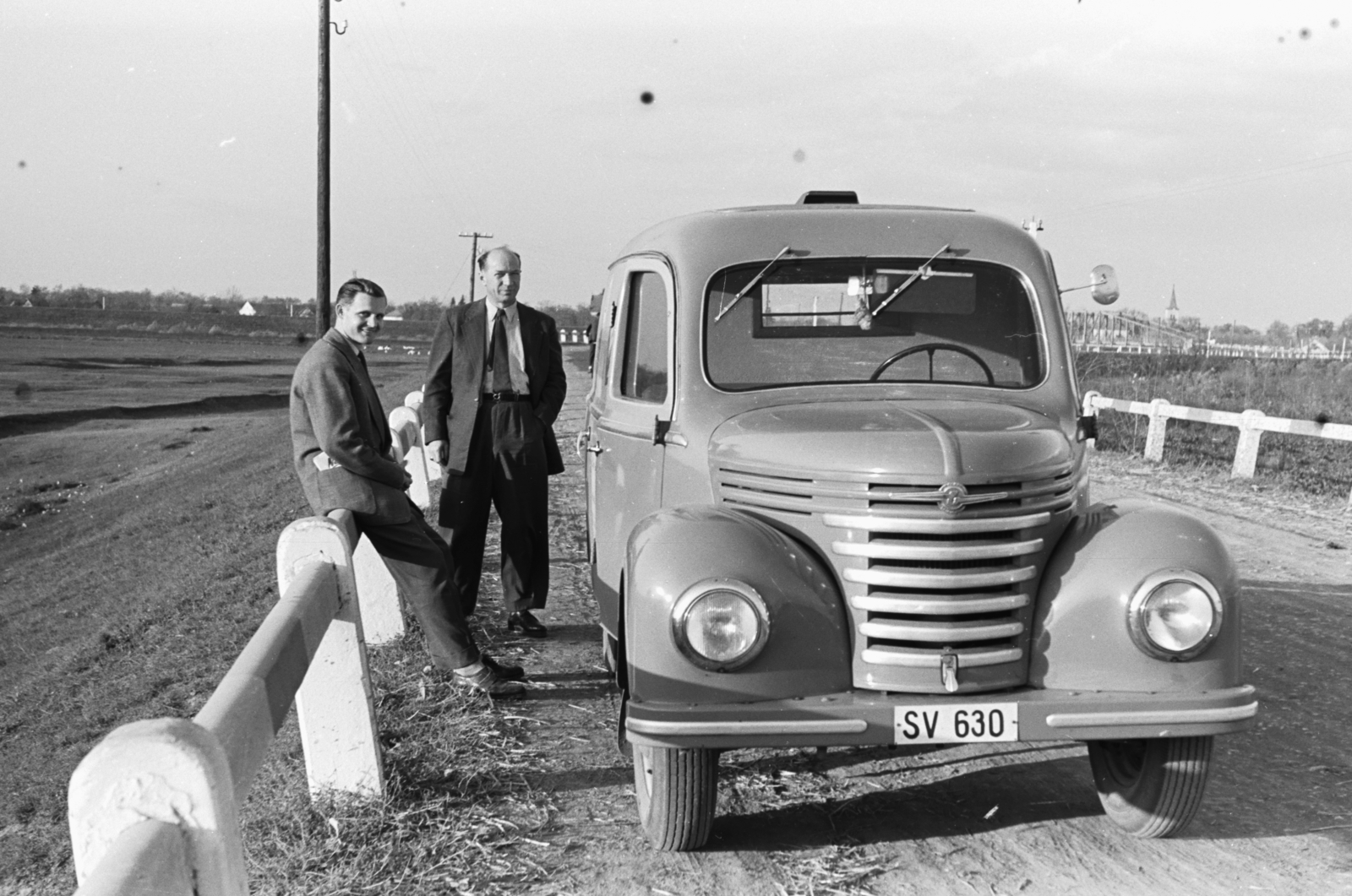 Hungary, Körösladány, Újladány, 47-es főút, jobbra a távolban a Sebes-Körös hídja és a Szeplőtelen fogantatás-templom tornya., 1957, Chuckyeager tumblr, Framo-brand, number plate, Fortepan #175692