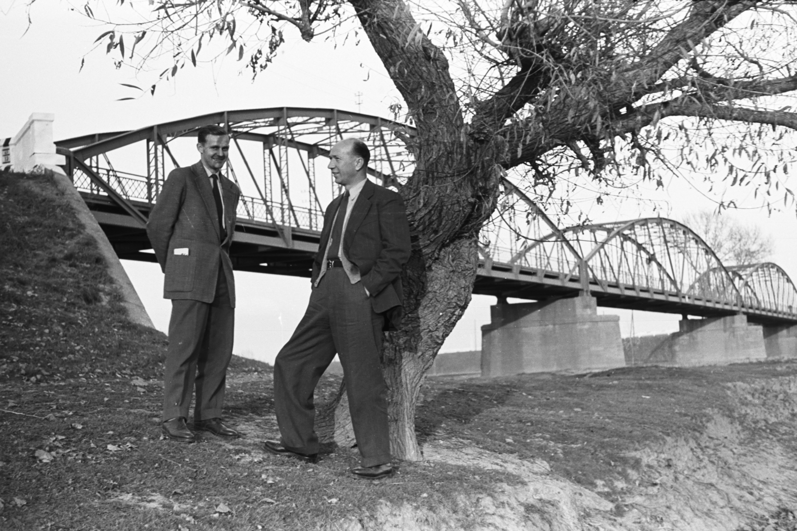 Hungary, Köröstarcsa, a Kettős-Körös hídja., 1957, Chuckyeager tumblr, hands in pockets, hands behind the back, relaxation, suit, Fortepan #175694