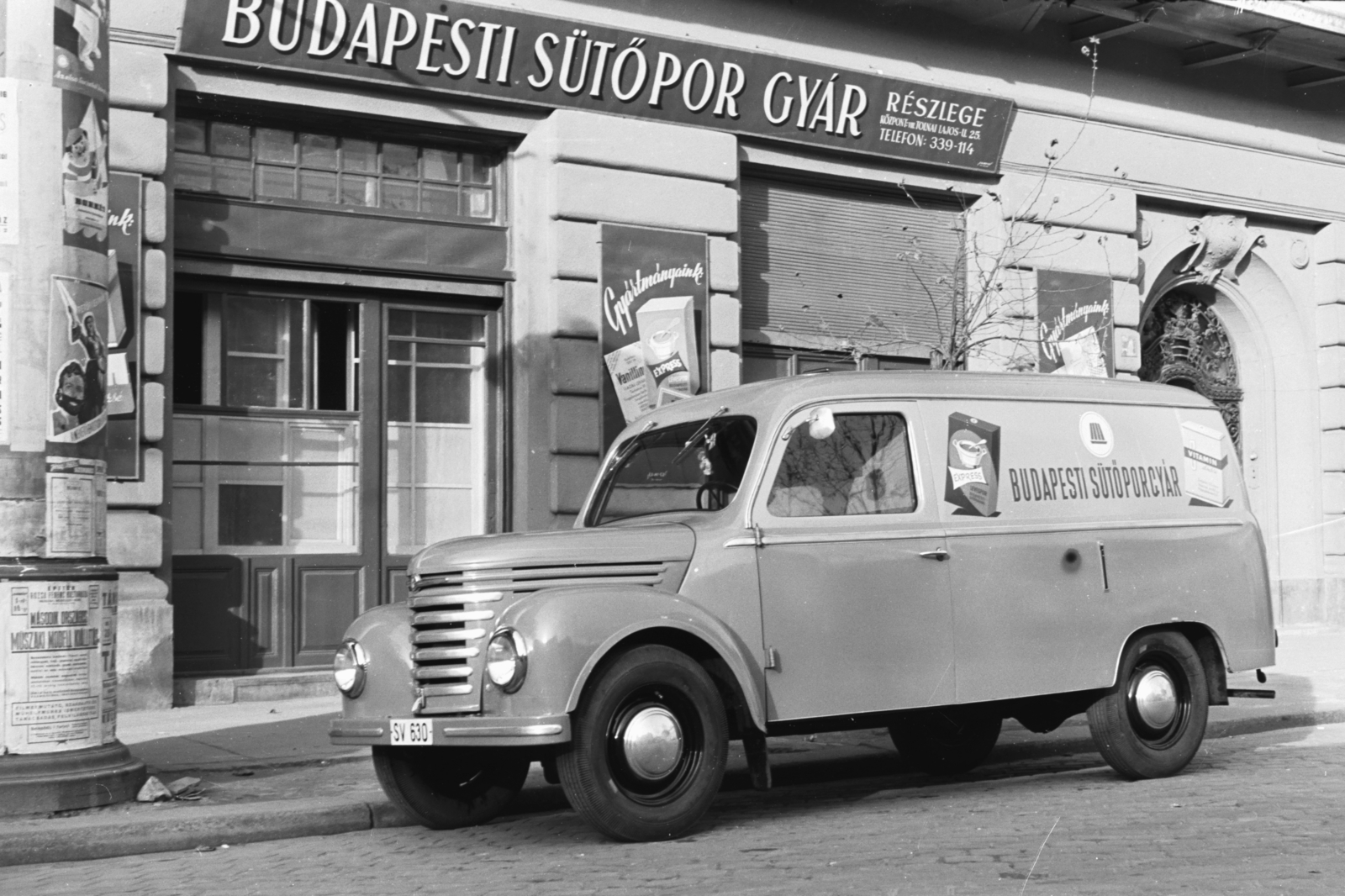 Hungary, Budapest VIII., Rákóczi tér 10. számú ház, a felvétel a Budapesti Sütőporgyár részlege előtt készült., 1957, Chuckyeager tumblr, Budapest, Framo-brand, number plate, store display, Fortepan #175696