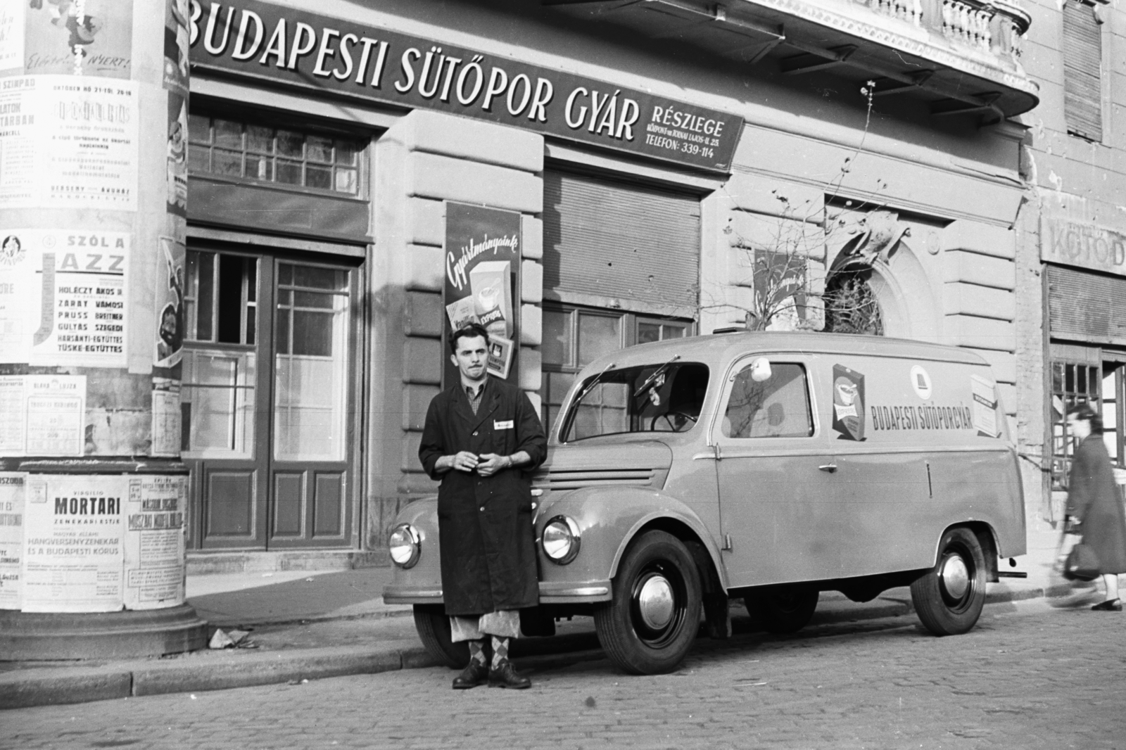Hungary, Budapest VIII., Rákóczi tér 10. számú ház, a felvétel a Budapesti Sütőporgyár részlege előtt készült., 1957, Chuckyeager tumblr, breech, overall, Budapest, Fortepan #175697