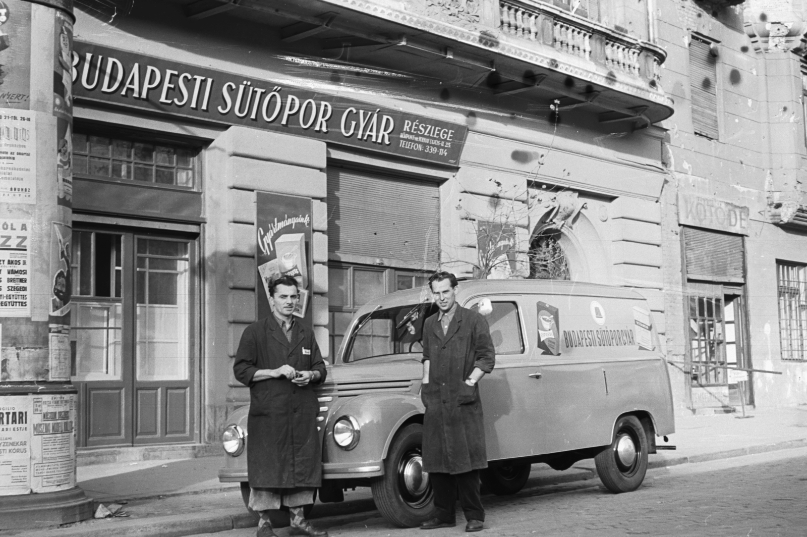 Hungary, Budapest VIII., Rákóczi tér 10. számú ház, a felvétel a Budapesti Sütőporgyár részlege előtt készült., 1957, Chuckyeager tumblr, breech, overall, Budapest, Fortepan #175698