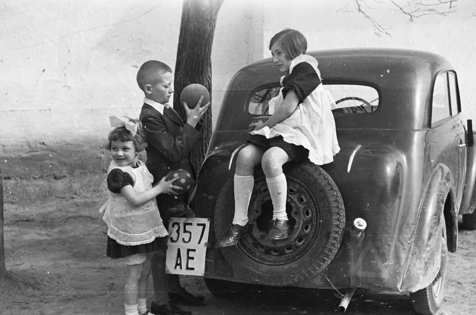 Magyarország, Szentes, 1936, Chuckyeager tumblr, gyerekek, automobil, rendszám, labda, pótkerék, autón ülni, lányok-járművek, Fortepan #175709