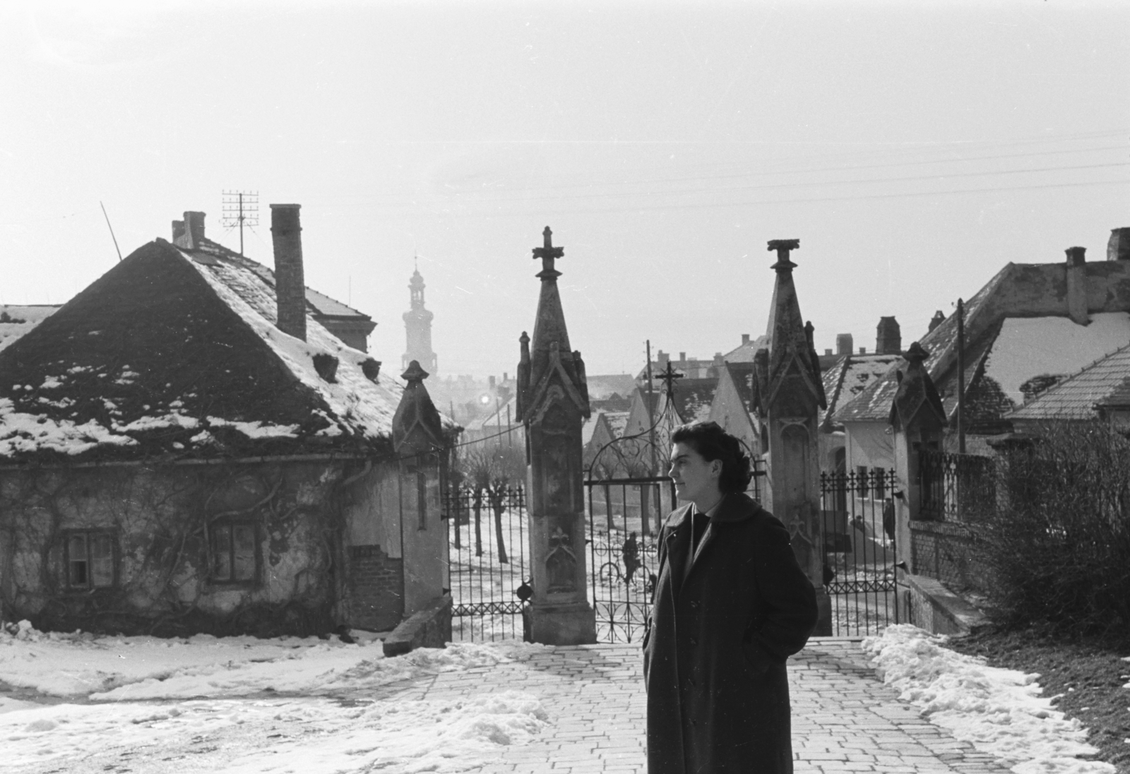 Hungary, Sopron, a Szent Mihály-templom kertje a Szent Mihály (Kellner Sándor) utcára nézve., 1958, Chuckyeager tumblr, forged iron fence, Fortepan #175743