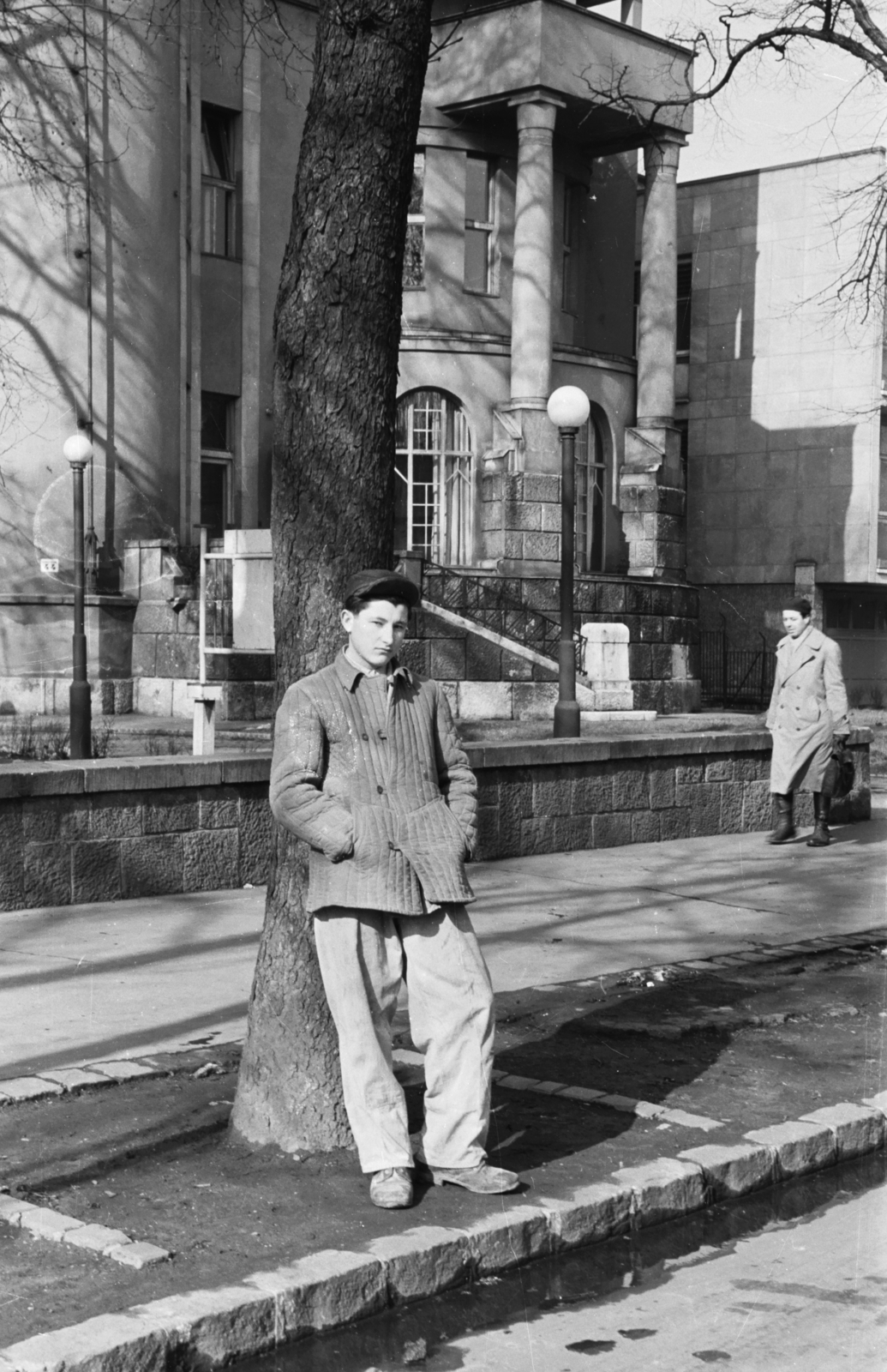 Hungary, Budapest VI., Városligeti (Gorkij) fasor 44., a felvétel az Élelmezési Ipari Dolgozók Szakszervezete (ÉDOSz) székháza előtt készült., 1958, Chuckyeager tumblr, Budapest, teenager, hands in pockets, Fortepan #175744