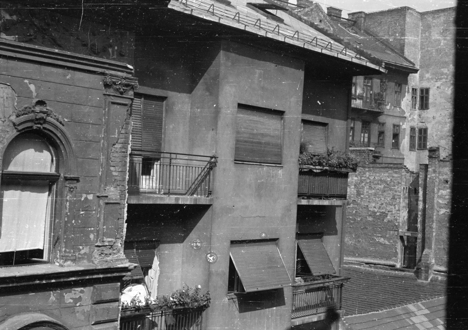 Hungary, Budapest VIII., Bacsó Béla utca, szemben a 9. számú ház., 1958, Chuckyeager tumblr, Budapest, balcony, snow-shield, shutter, Fortepan #175747