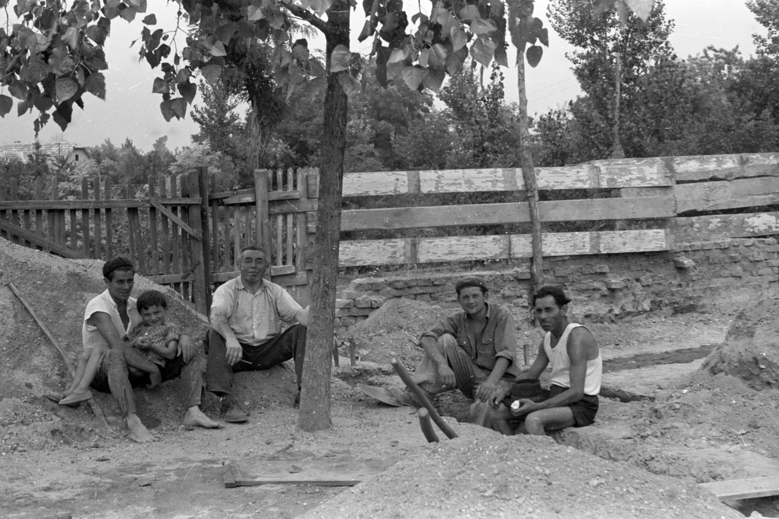 1960, Chuckyeager tumblr, construction, barefoot, Fortepan #175753