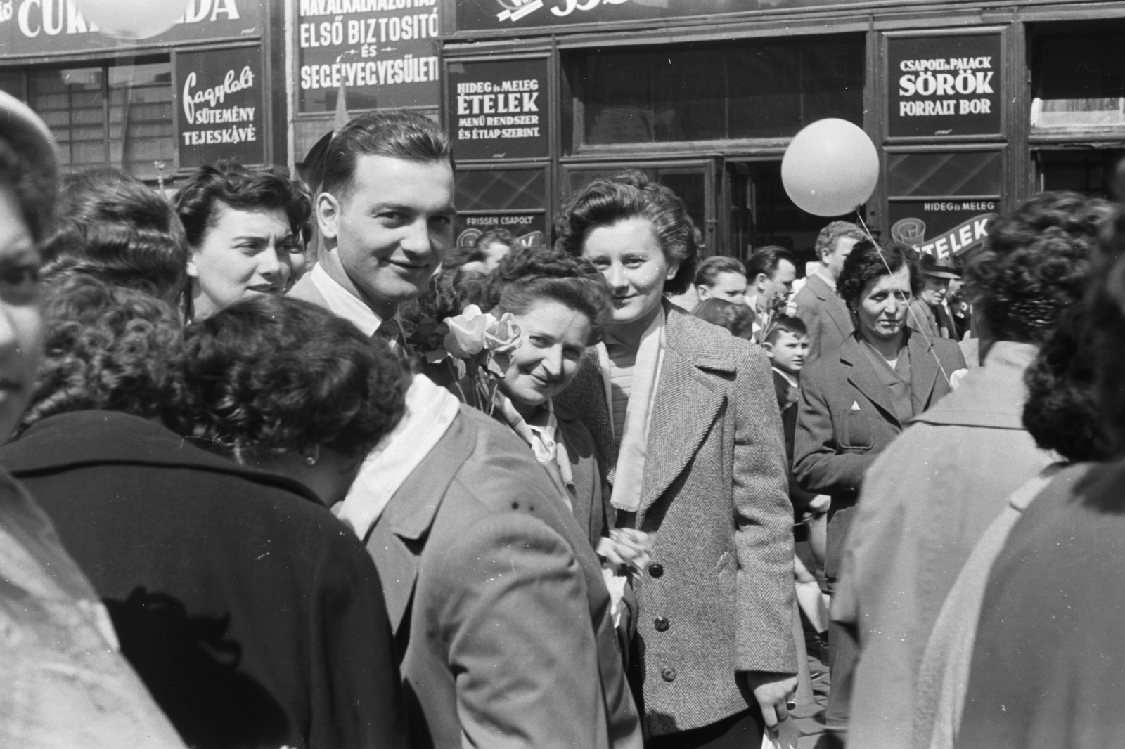 Hungary, Budapest VII., Baross tér, május 1-i felvonulás résztvevői a Rottenbiller utca - Bethlen Gábor utca közötti házsor előtt., 1961, Chuckyeager tumblr, Budapest, Fortepan #175775