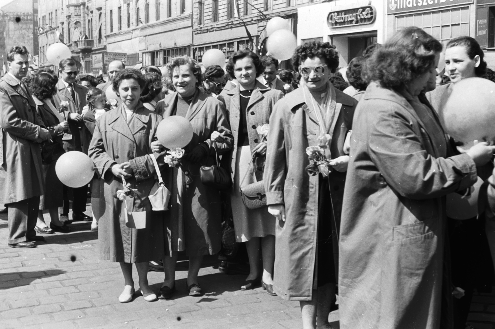 Hungary, Budapest VII., Baross tér, május 1-i felvonulás résztvevői a Rottenbiller utca - Bethlen Gábor utca közötti házsor előtt., 1961, Chuckyeager tumblr, Budapest, Fortepan #175776