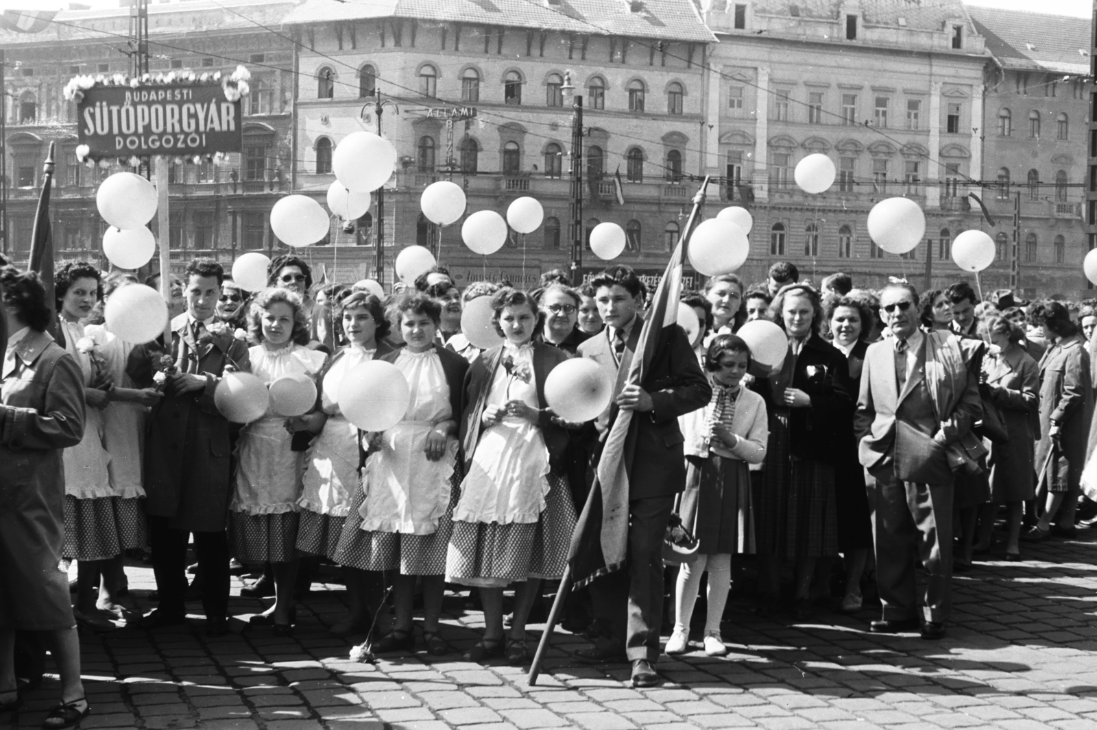 Hungary, Budapest VIII., Baross tér, a Budapesti Sütőporgyár dolgozói május 1-i ünnepségre tartanak., 1958, Chuckyeager tumblr, Budapest, baloon, women, apron, banner, Fortepan #175779