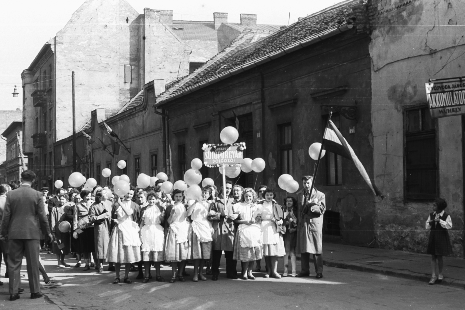 Hungary, Budapest VIII., a felvétel a Tolnai Lajos utca 25., a Budapesti Sütőporgyár előtt készült, a Bérkocsis utca felé nézve. A gyár dolgozói május 1-i ünnepségre indulnak., 1958, Chuckyeager tumblr, Budapest, curiosity, girl, march, Fortepan #175787