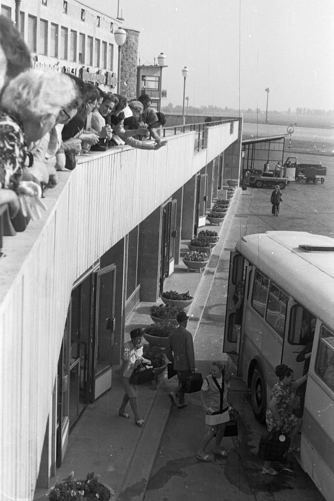 Hungary, Ferihegy (now - Ferenc Liszt) International Airport, Budapest XVIII., , 1969, Chuckyeager tumblr, Ikarus-brand, Budapest, Fortepan #175794