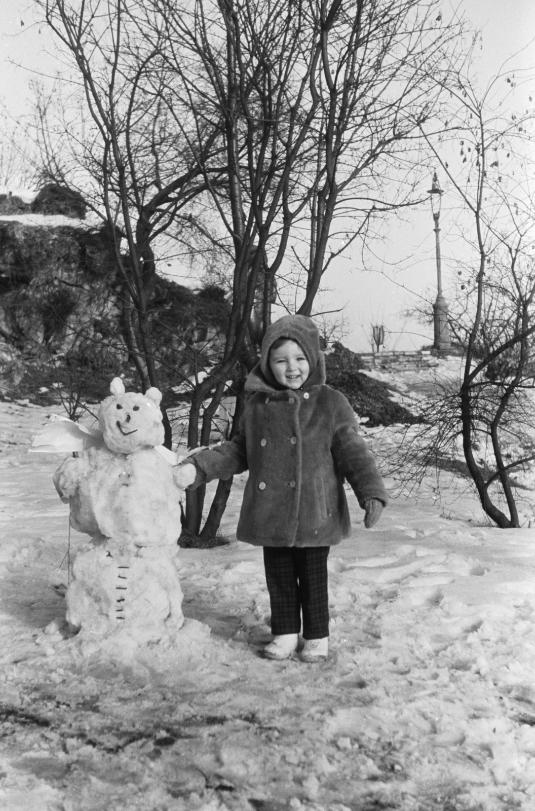 Hungary, Budapest XI., 1970, Chuckyeager tumblr, Budapest, fur coat, girl, snowman, Fortepan #175805