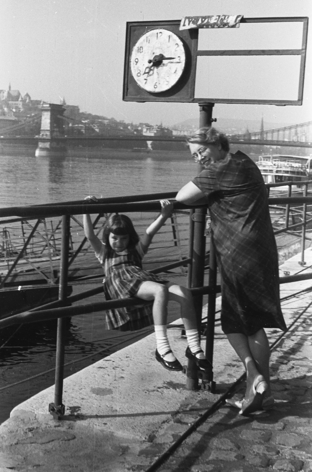 Hungary, Budapest V., pesti alsó rakpart, háttérben a Széchenyi Lánchíd., 1966, Chuckyeager tumblr, Budapest, Fortepan #175810