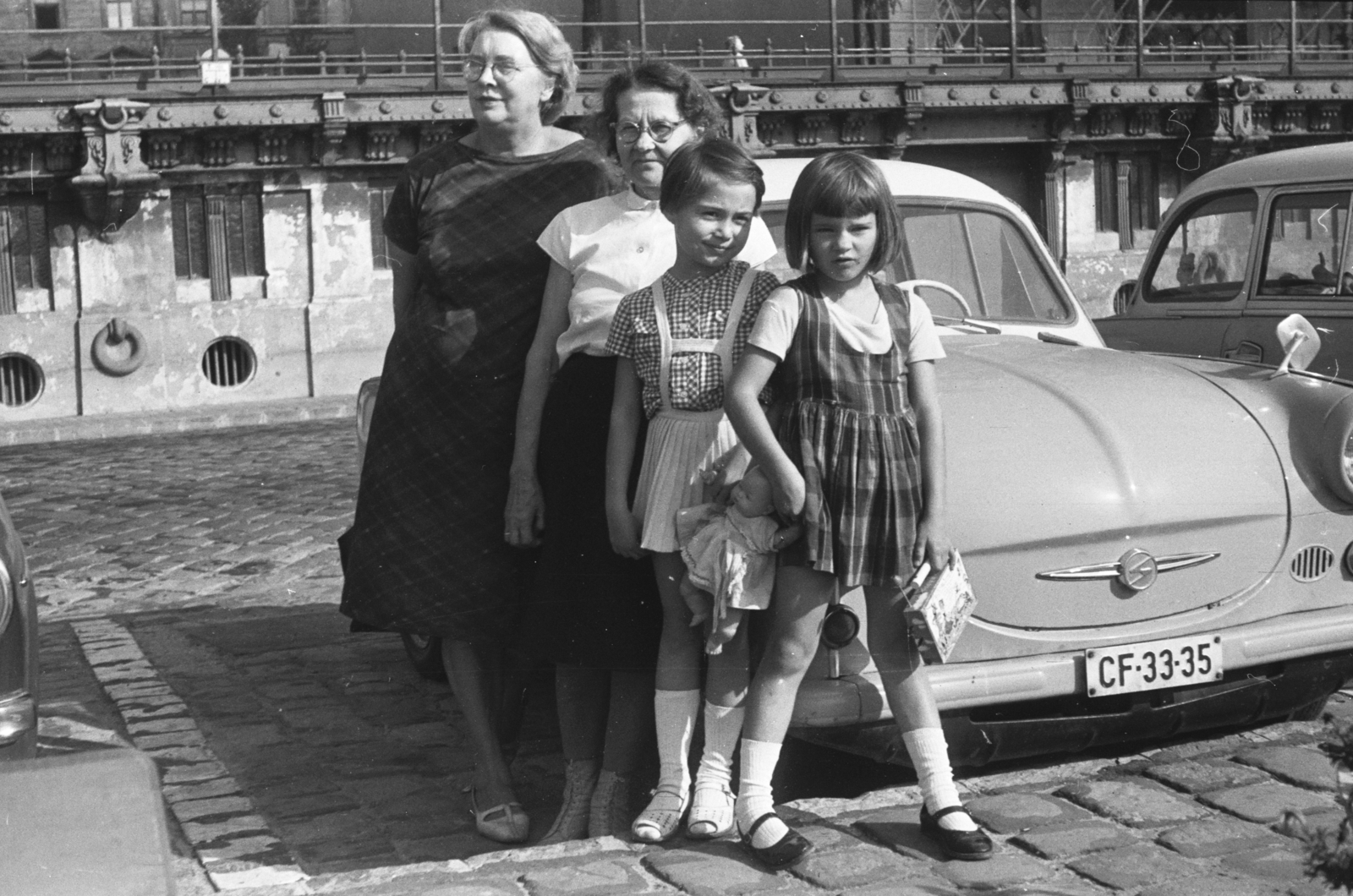Magyarország, Budapest V., pesti alsó rakpart., 1966, Chuckyeager tumblr, Budapest, lányok-járművek, Trabant-márka, táska, baba, Fortepan #175812