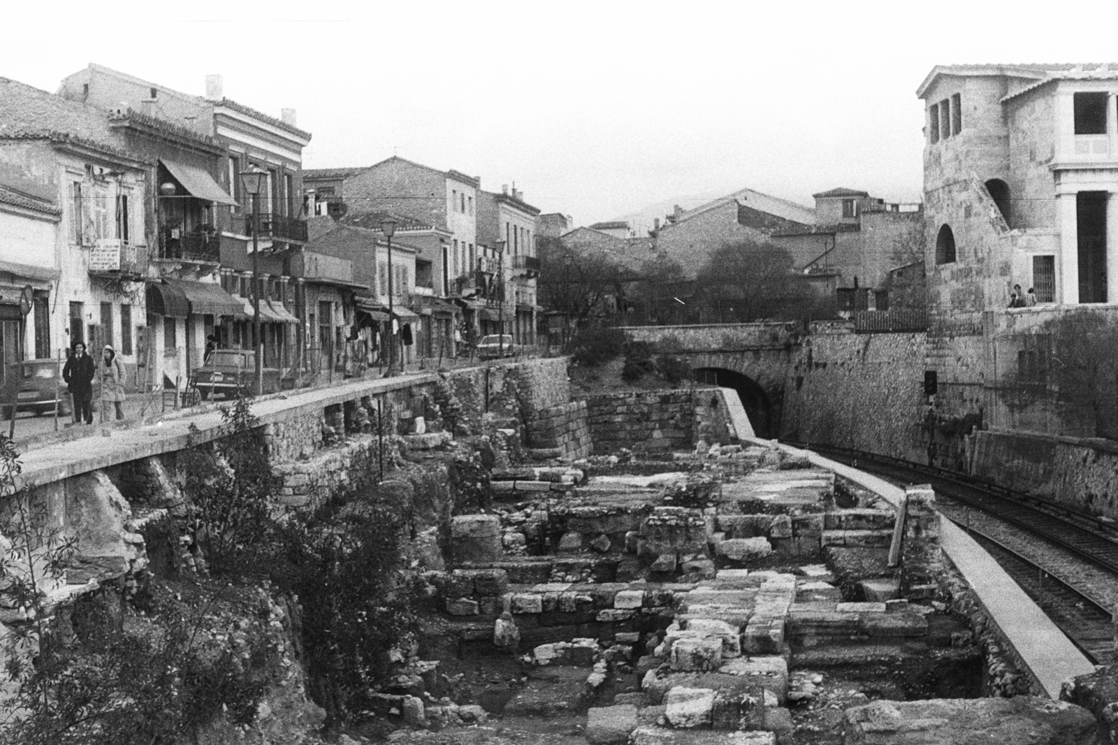 Greece, Athens, Agora, a római kori bazilika romjai, jobbra fenn az Attalos sztoa / piaccsarnok (Stoa of Attalos)., 1968, Chuckyeager tumblr, Fortepan #175815