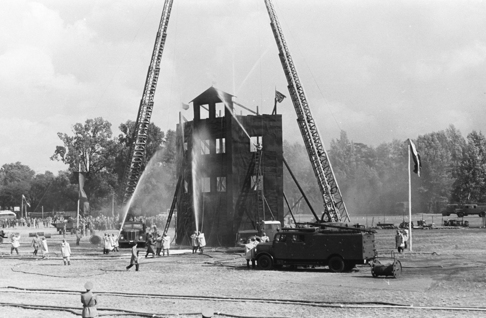 Magyarország, Budapest XIII., az Elektromos Művek Latorca utcai sportpályája, a tűzoltóság gyakorlattal egybekötött bemutatója., 1961, Chuckyeager tumblr, tűzoltó, Csepel D-352, tűzoltó létra, Budapest, Fortepan #175816