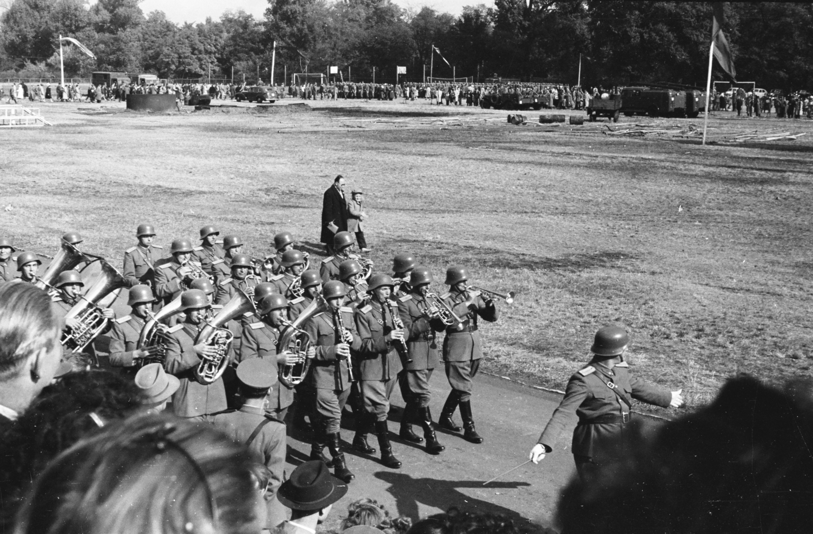 Hungary, Budapest XIII., az Elektromos Művek Latorca utcai sportpá­lyája, a tűzoltóság gyakorlattal egybekötött bemutatója., 1961, Chuckyeager tumblr, military band, Budapest, Fortepan #175818