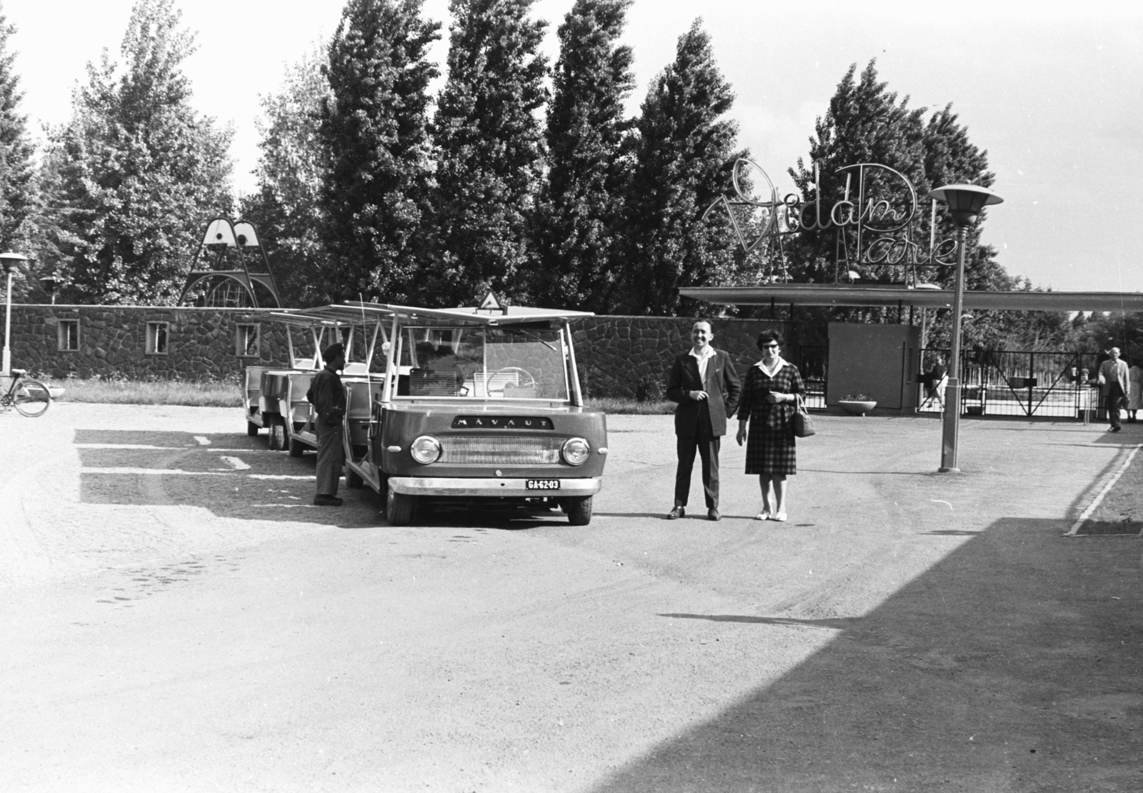 Magyarország, Dunaújváros, Vidám Park., 1966, Chuckyeager tumblr, MÁVAUT-szervezet, városnézés, Fortepan #175826