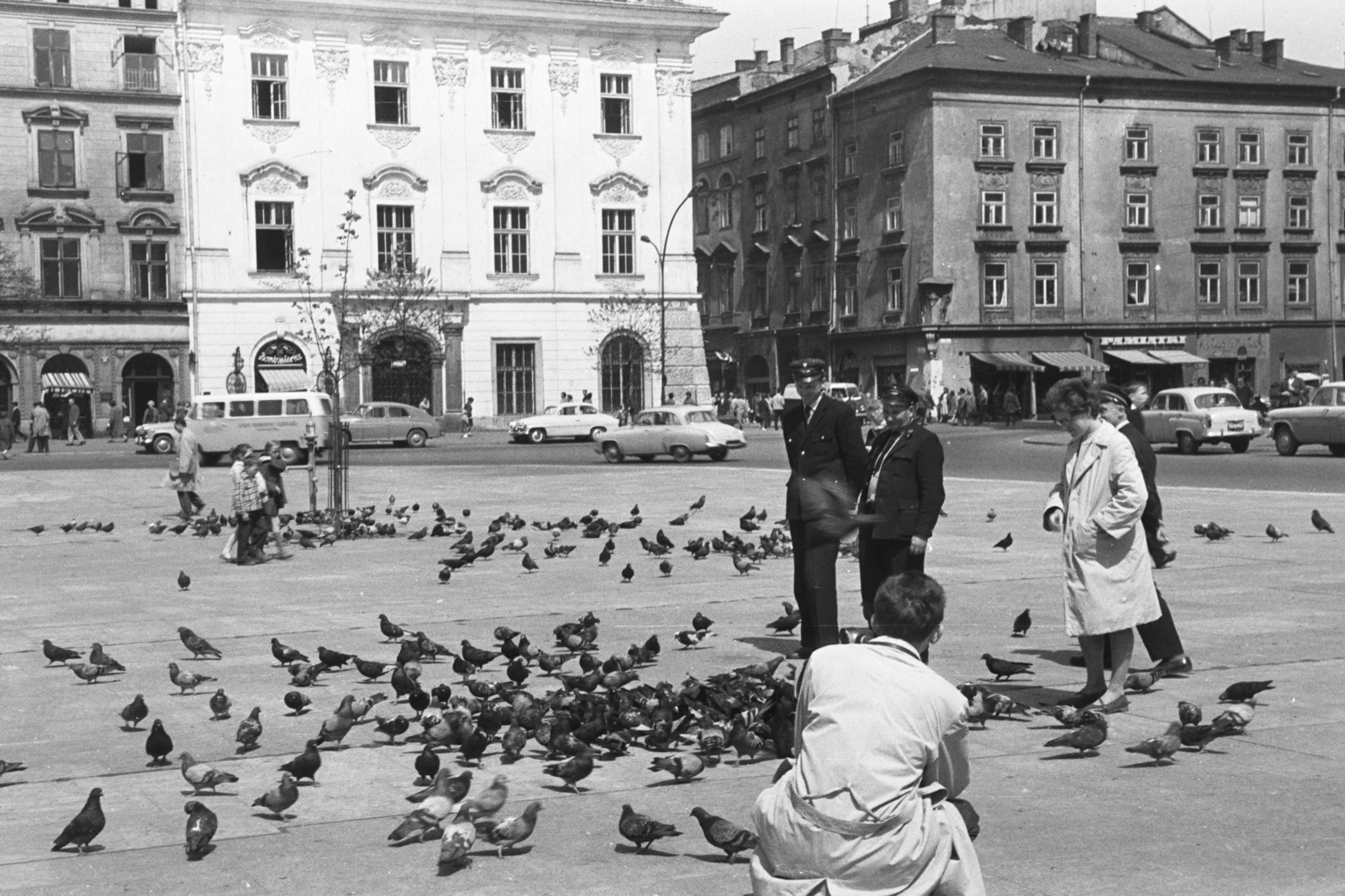 Lengyelország, Krakkó, Rynek Glówny, a város főtere, szemben az ulica Floriańska torkolata., 1963, Chuckyeager tumblr, Fortepan #175836