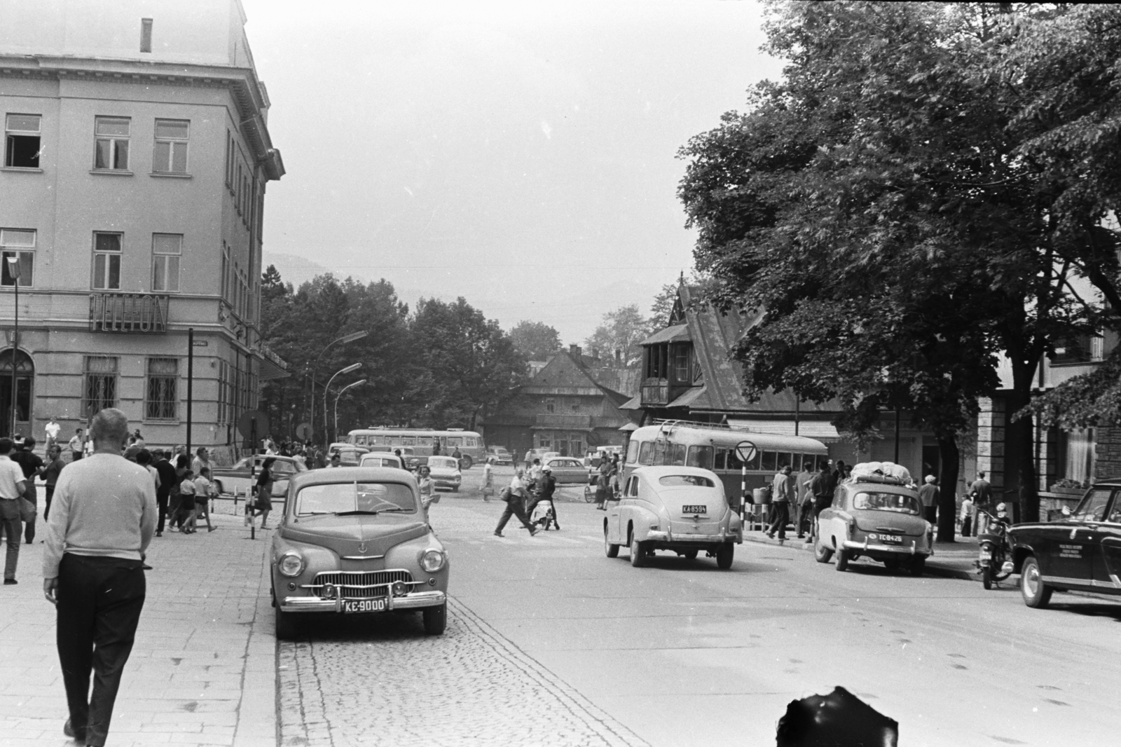 Lengyelország,Lengyel Magas-Tátra, Zakopane, ulica Tadeusza Kościuszki, az aleja 3 Maja felől az ulica Krupówki felé nézve, balra a Posta., 1963, Chuckyeager tumblr, Fortepan #175848