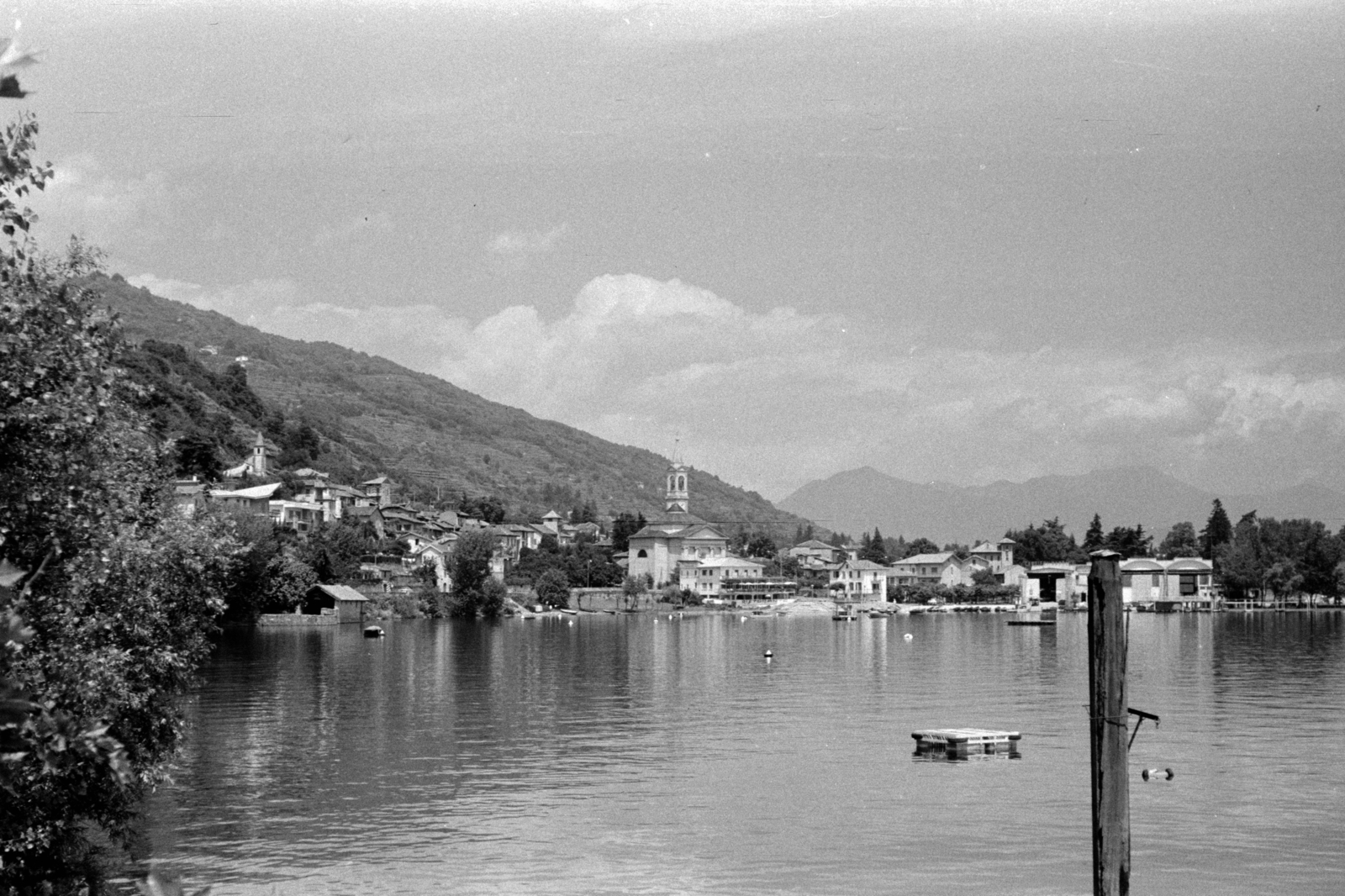 Italy, Lesa, Lago Maggiore, a parton középen a Szent Rókus-templom (Chiesa di San Rocco)., 1965, Chuckyeager tumblr, Fortepan #175866