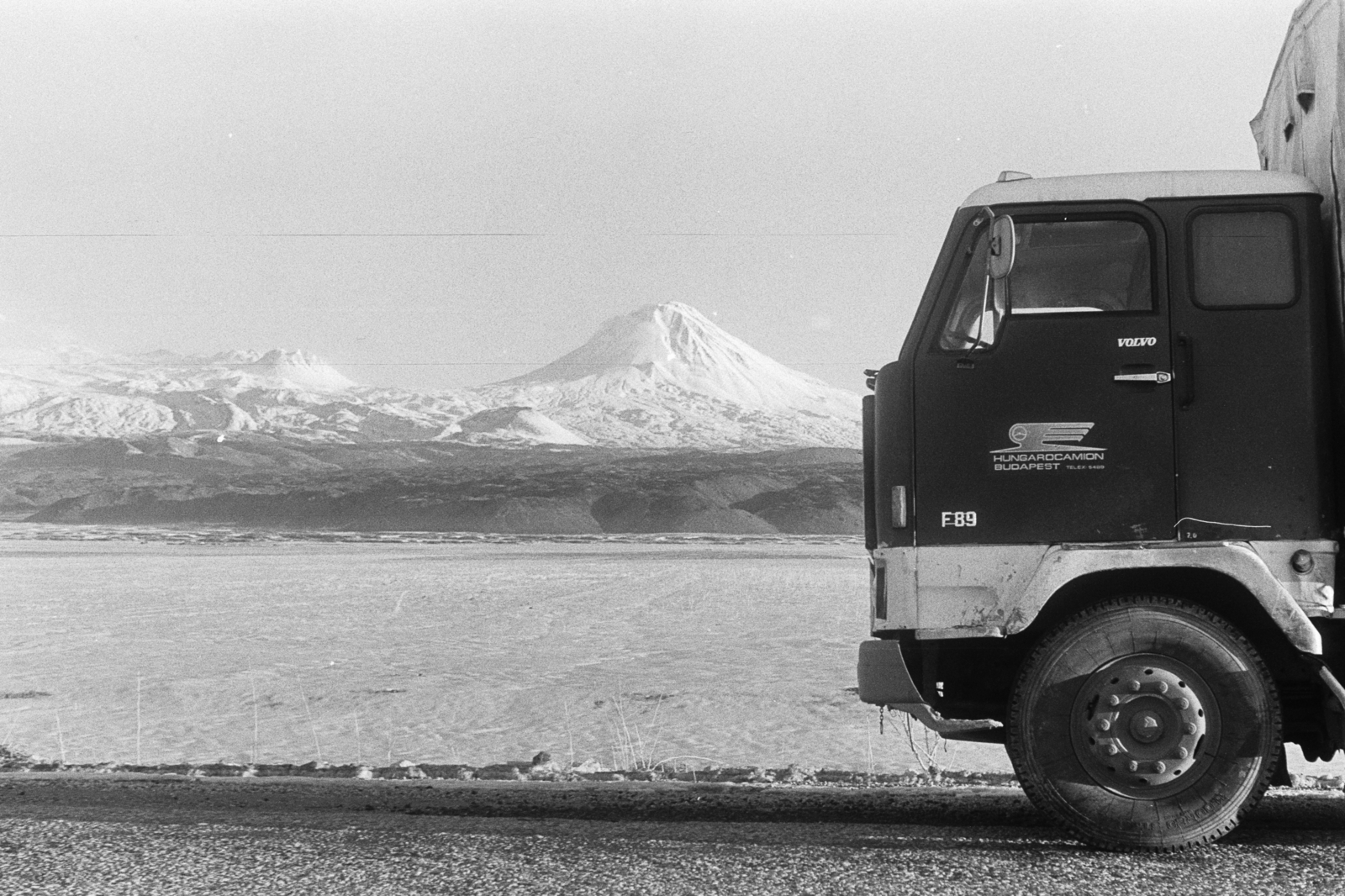 Törökország, Gürbulak, határátkelő Irán felé, háttérben az Ararát., 1981, Chuckyeager tumblr, Volvo-márka, kamion, Hungarocamion-szervezet, Volvo F88, Fortepan #175878