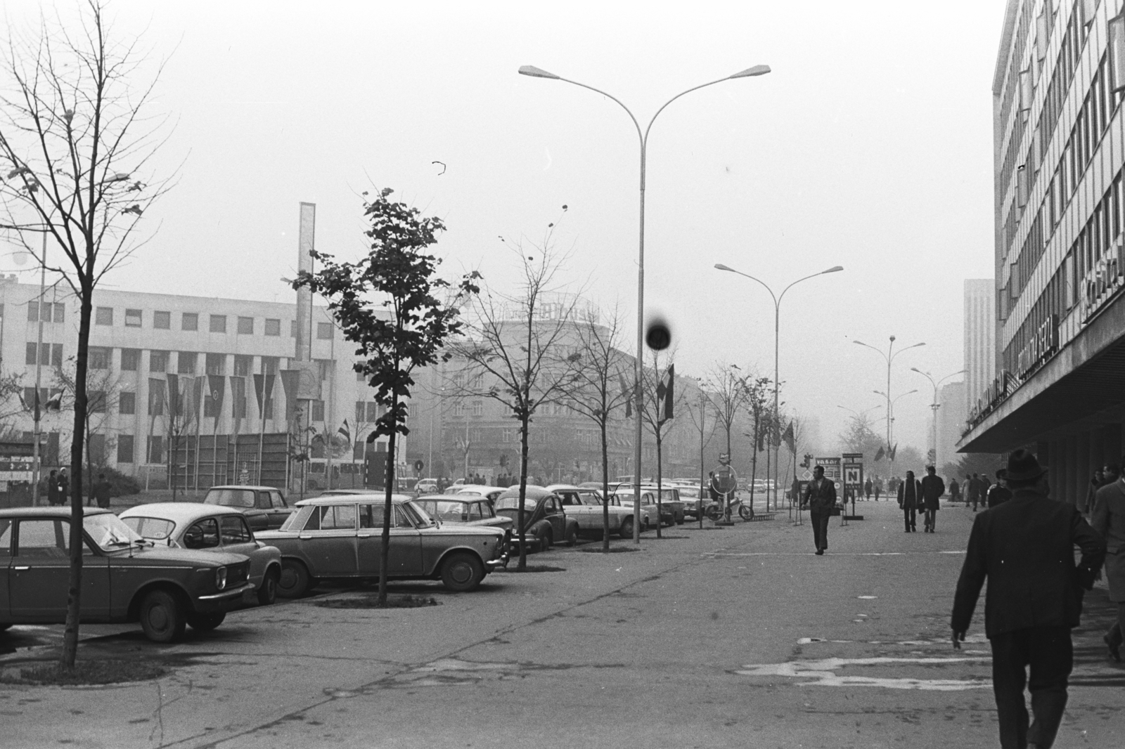 Szerbia, Újvidék, Bulevar Mihajla Pupina (Crvene armije) a Duna park felé nézve., 1973, Chuckyeager tumblr, Jugoszlávia, Fortepan #175890